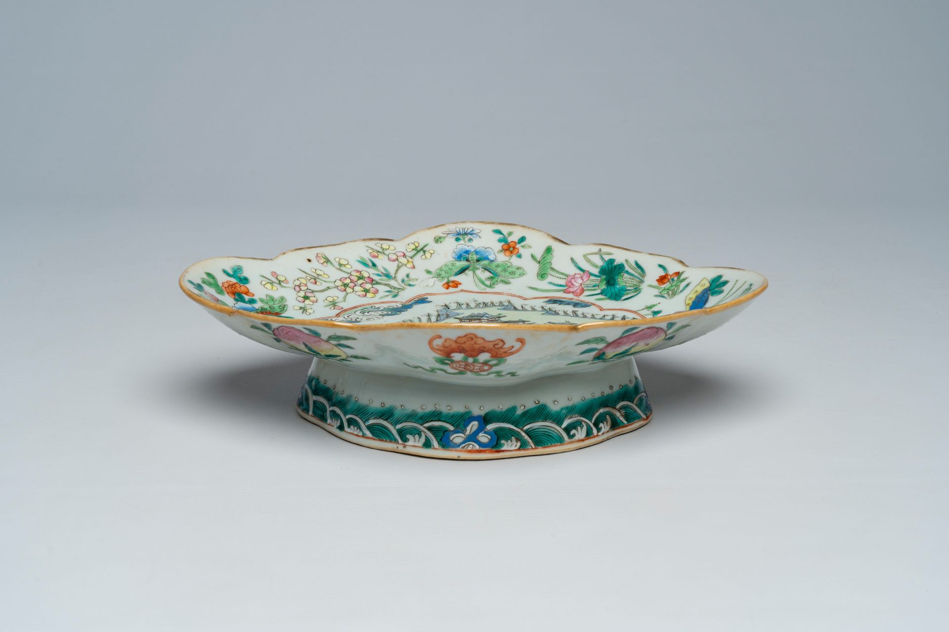 A Chinese famille rose lobed bowl on foot with a landscape with a gate to the Forbidden City, 19th C - Image 3 of 7