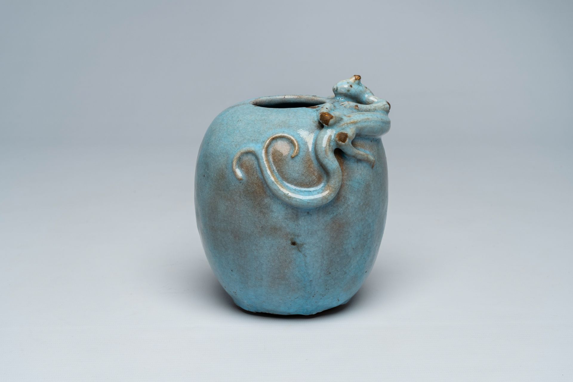 A Chinese 'junyao' vase with dragon relief design, 19th/20th C.