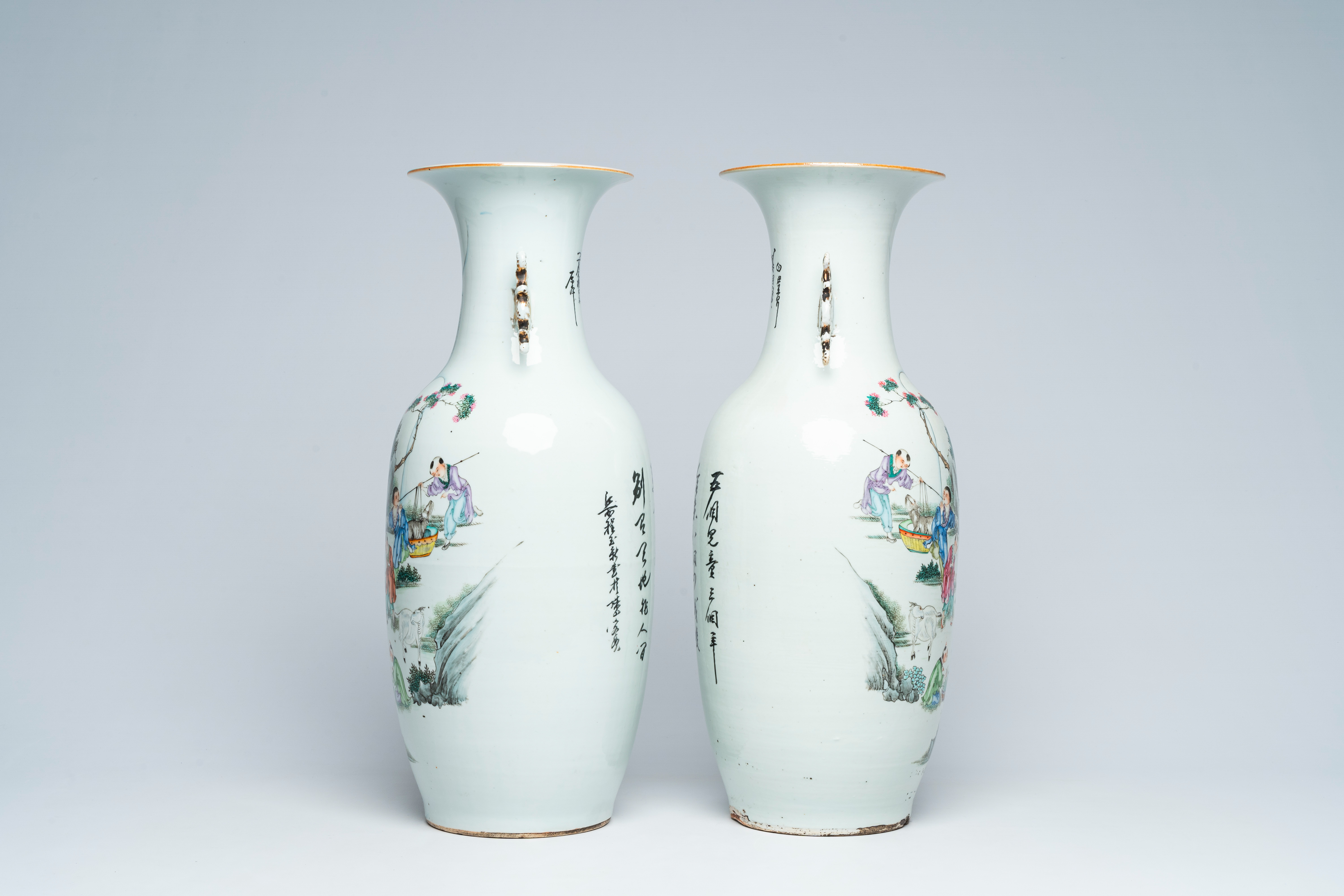 A pair of Chinese famille rose vases with playing children and goats in a landscape, 19th/20th C. - Bild 3 aus 7