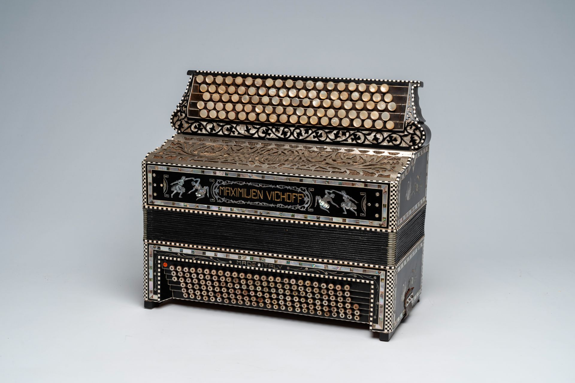 An Italian 'Maximilien Vichoff' chromatic accordion with button keyboard and box, ca. 1930 - Image 2 of 6