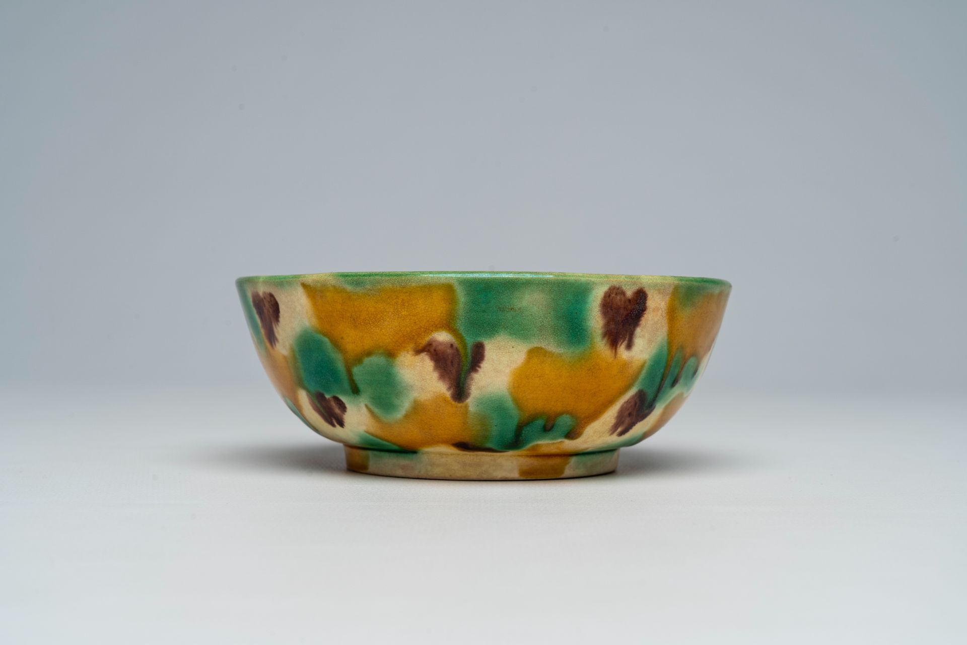 A Chinese sancai glazed bowl, 19th/20th C. - Image 3 of 7