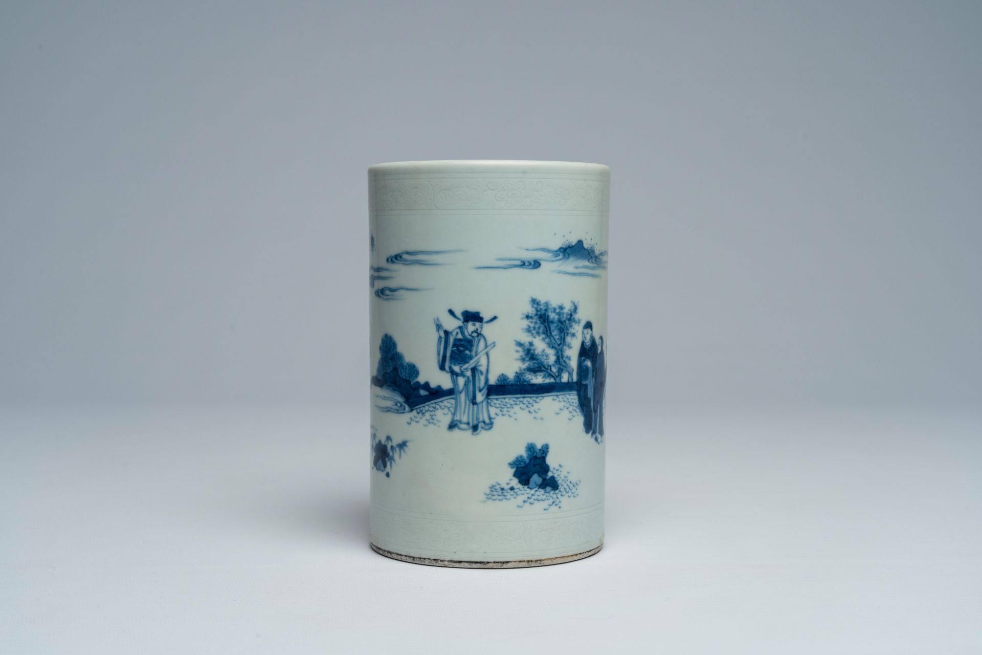 A Chinese blue and white Transitional style brush pot with figures in a landscape, 19th/20th C. - Image 2 of 7