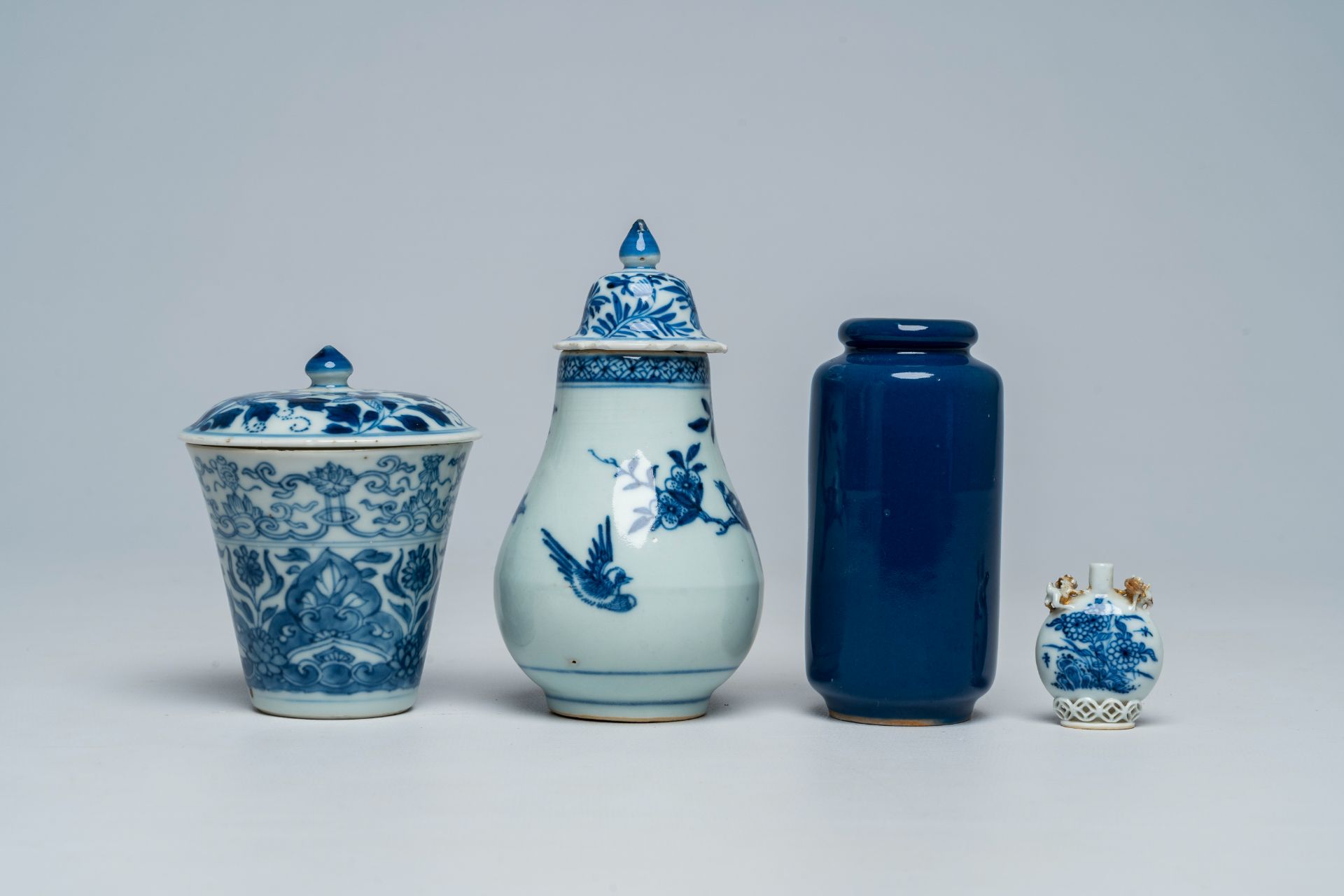 A Chinese blue and white snuff bottle, two covered beakers and a small blue rouleau vase, Kangxi and - Bild 4 aus 7