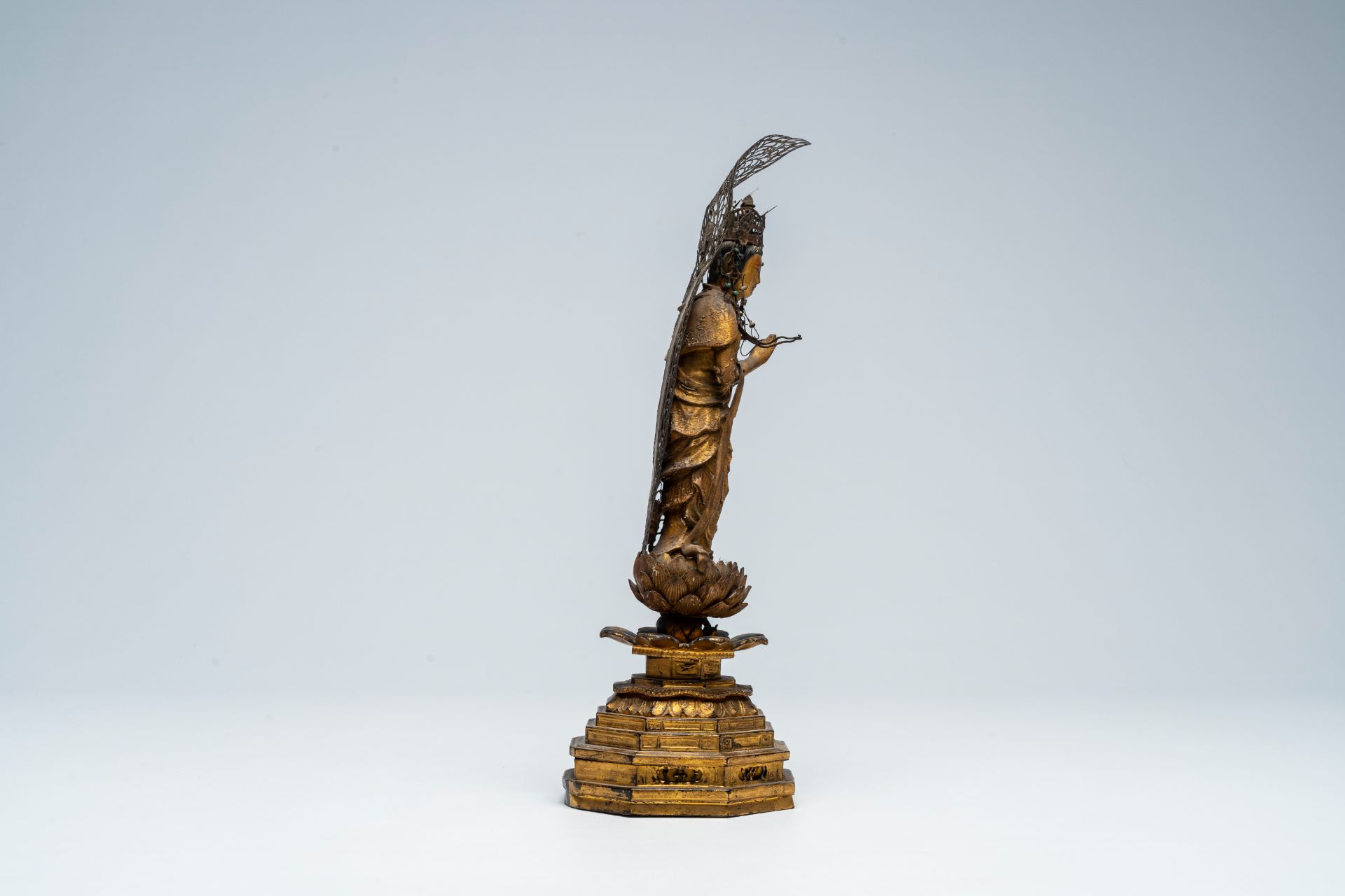 A Japanese lacquered and gilt wood figure of Buddha, Edo, 17th/18th C. - Image 4 of 6