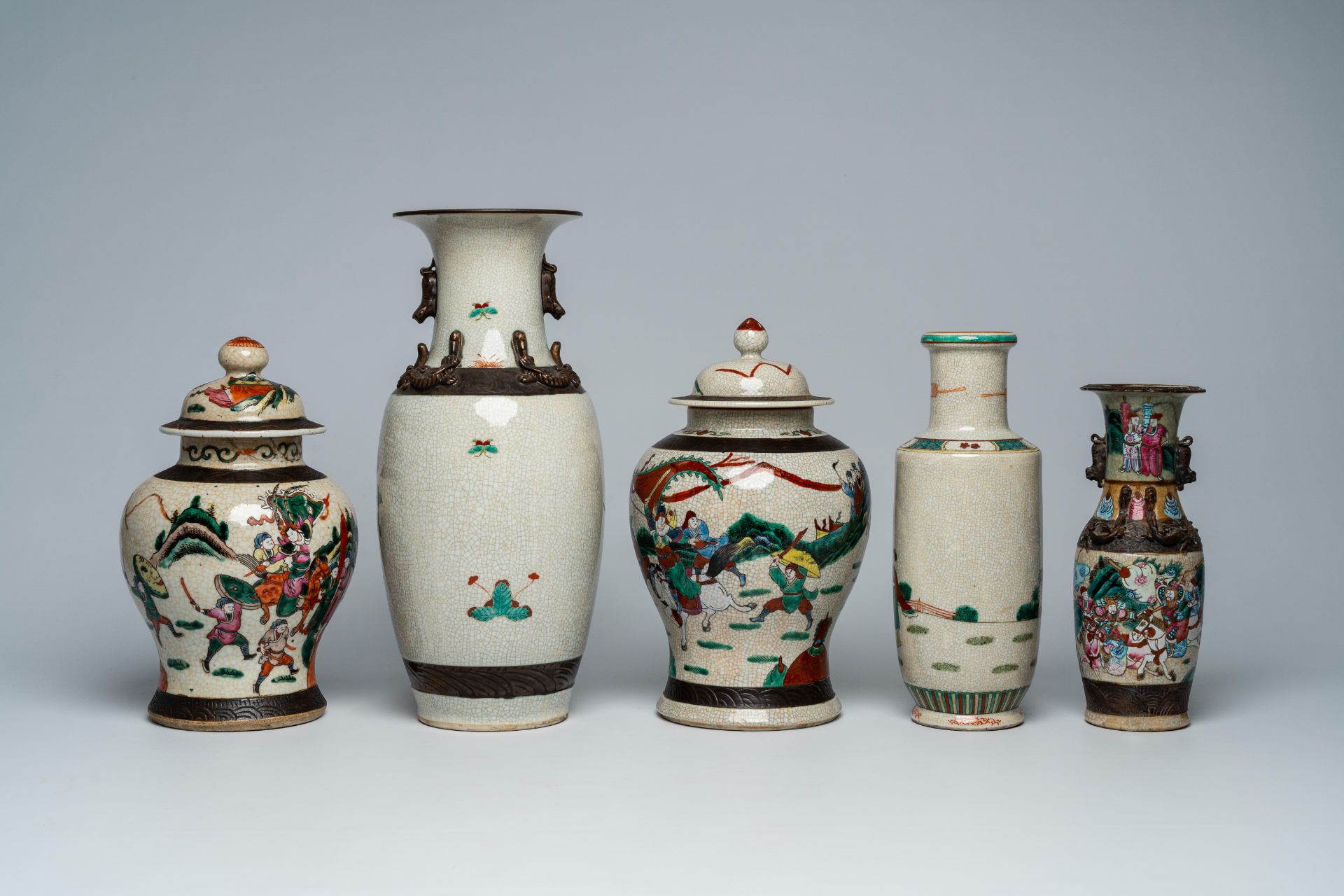 A varied collection of Chinese Nanking crackle glazed famille rose and verte vases and jars with war - Bild 4 aus 13