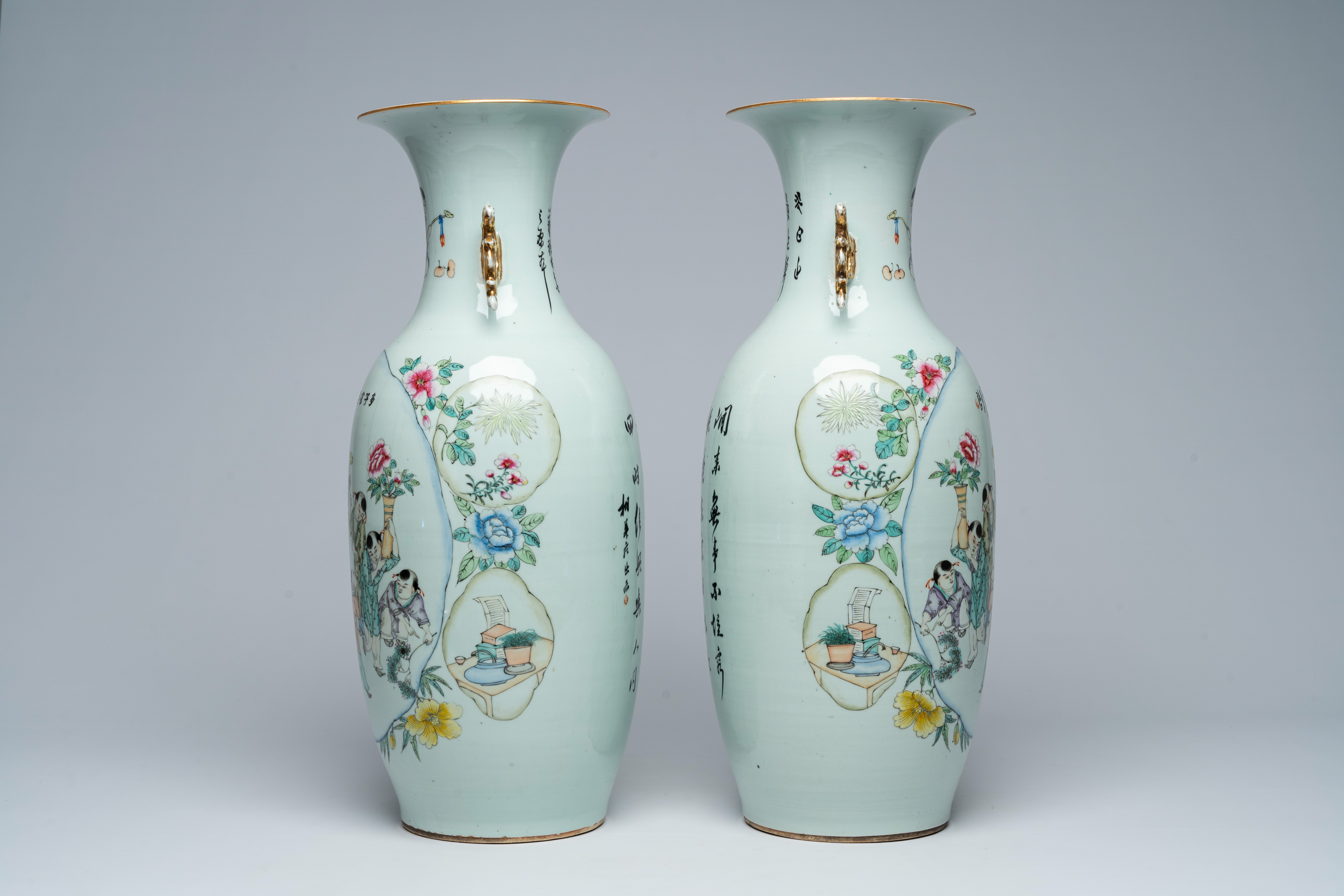 A pair of Chinese famille rose vases with court ladies and playing children, 19th/20th C. - Bild 2 aus 6