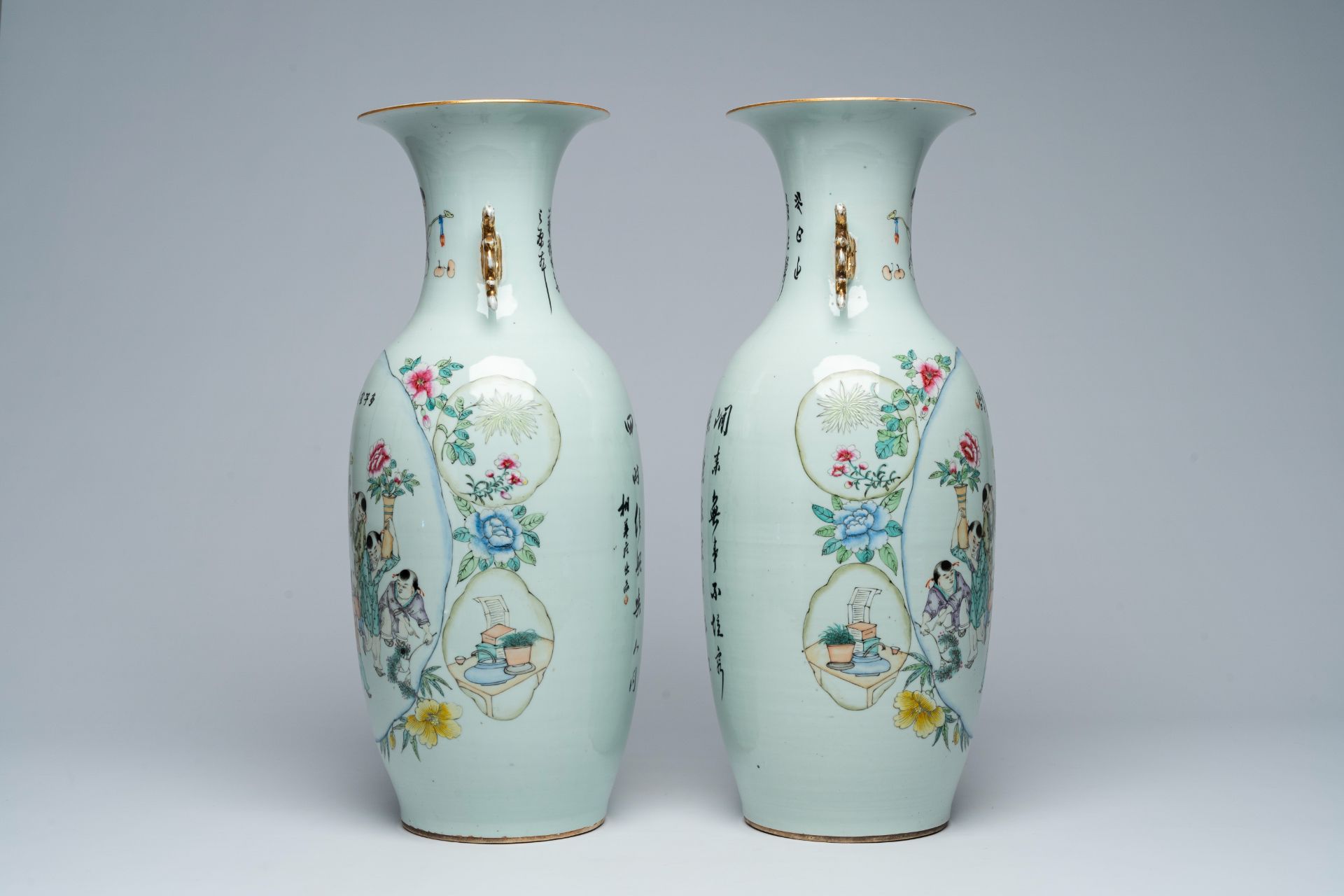 A pair of Chinese famille rose vases with court ladies and playing children, 19th/20th C. - Image 2 of 6