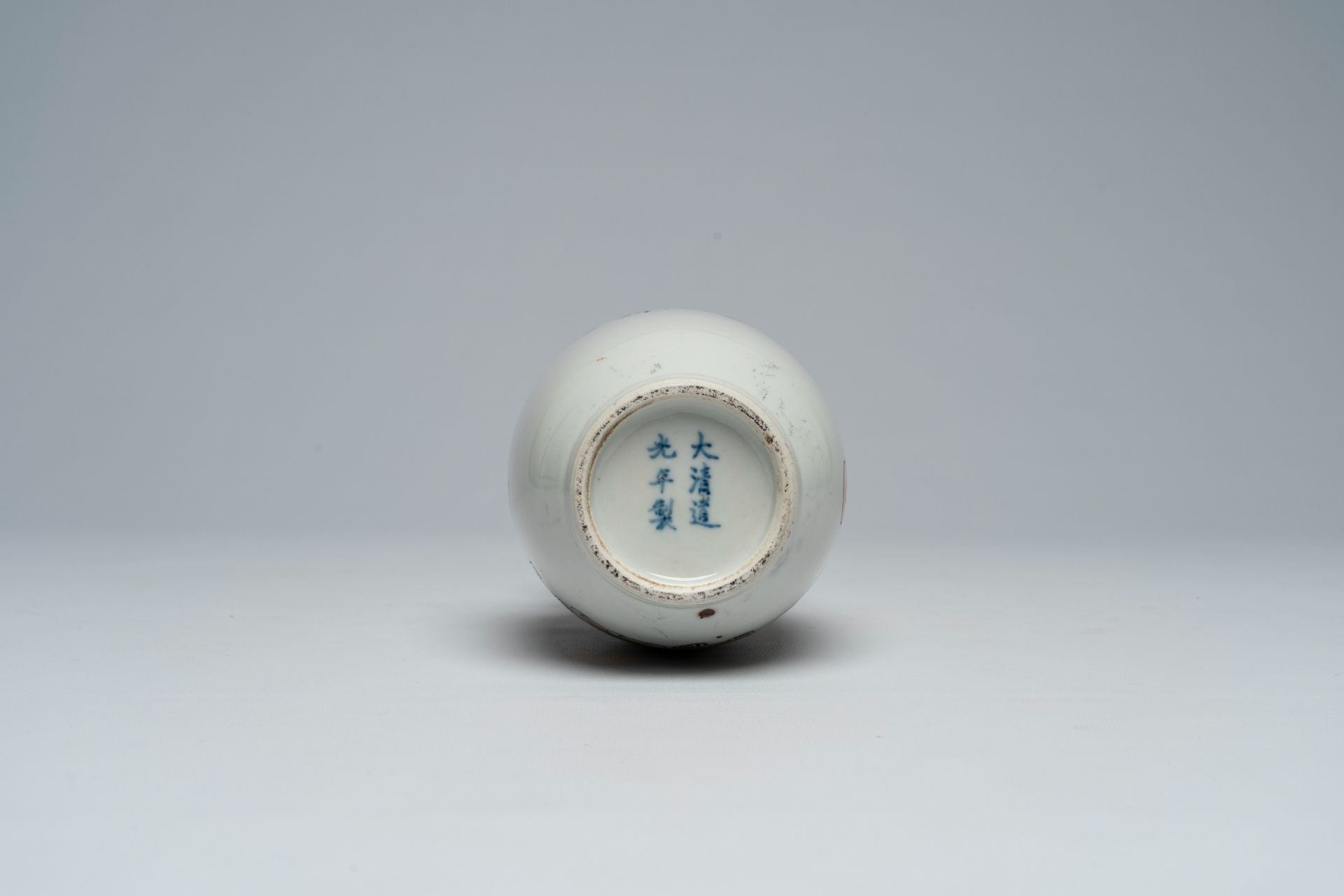 A Chinese qianjiang cai 'antiquities' vase, 19th/20th C. - Image 6 of 6