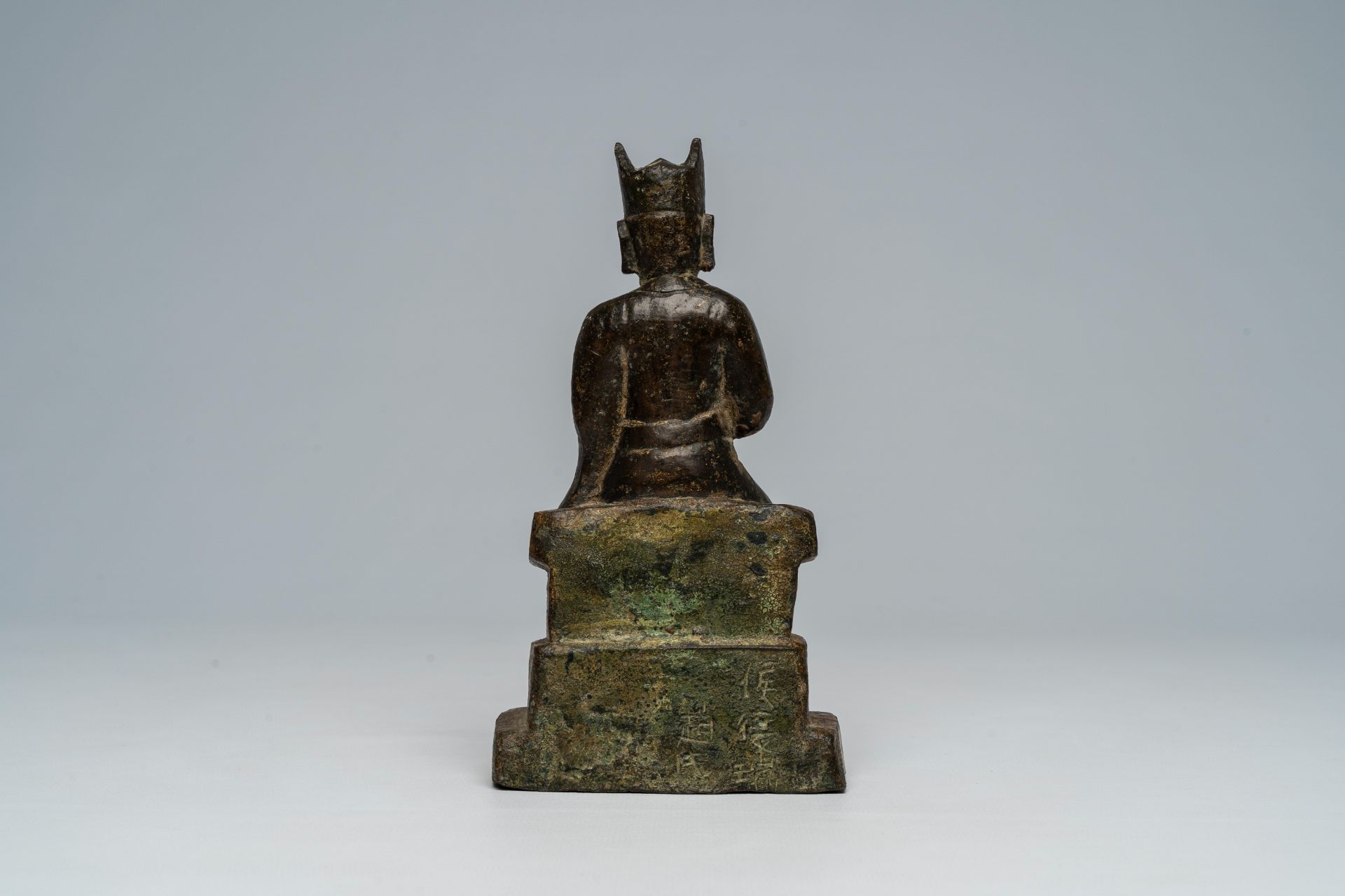 A Chinese bronze figure of a dignitary, Ming - Image 4 of 7