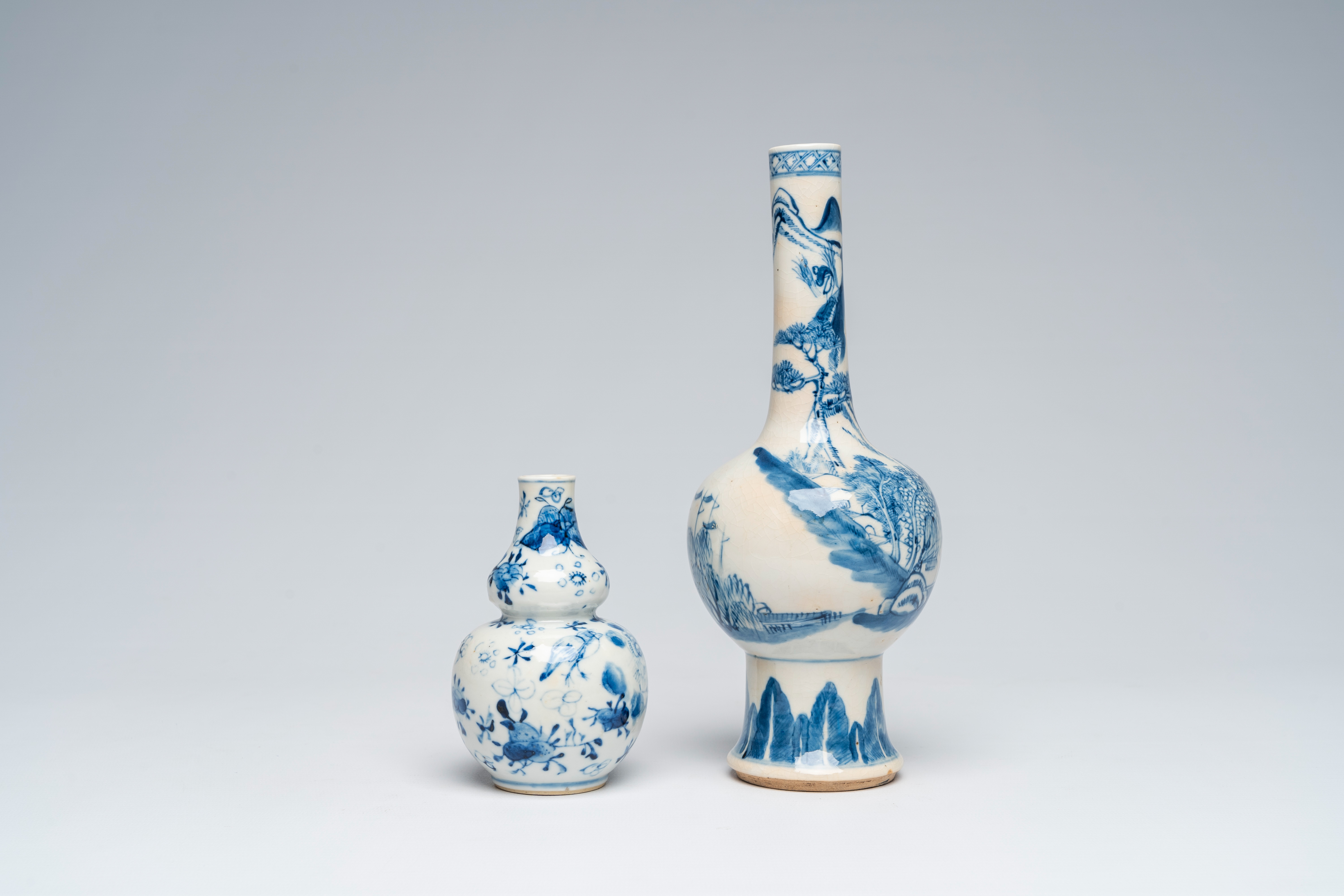 Two Chinese blue and white vases with an animated landscape and floral design, 18th/19th C. - Bild 4 aus 7