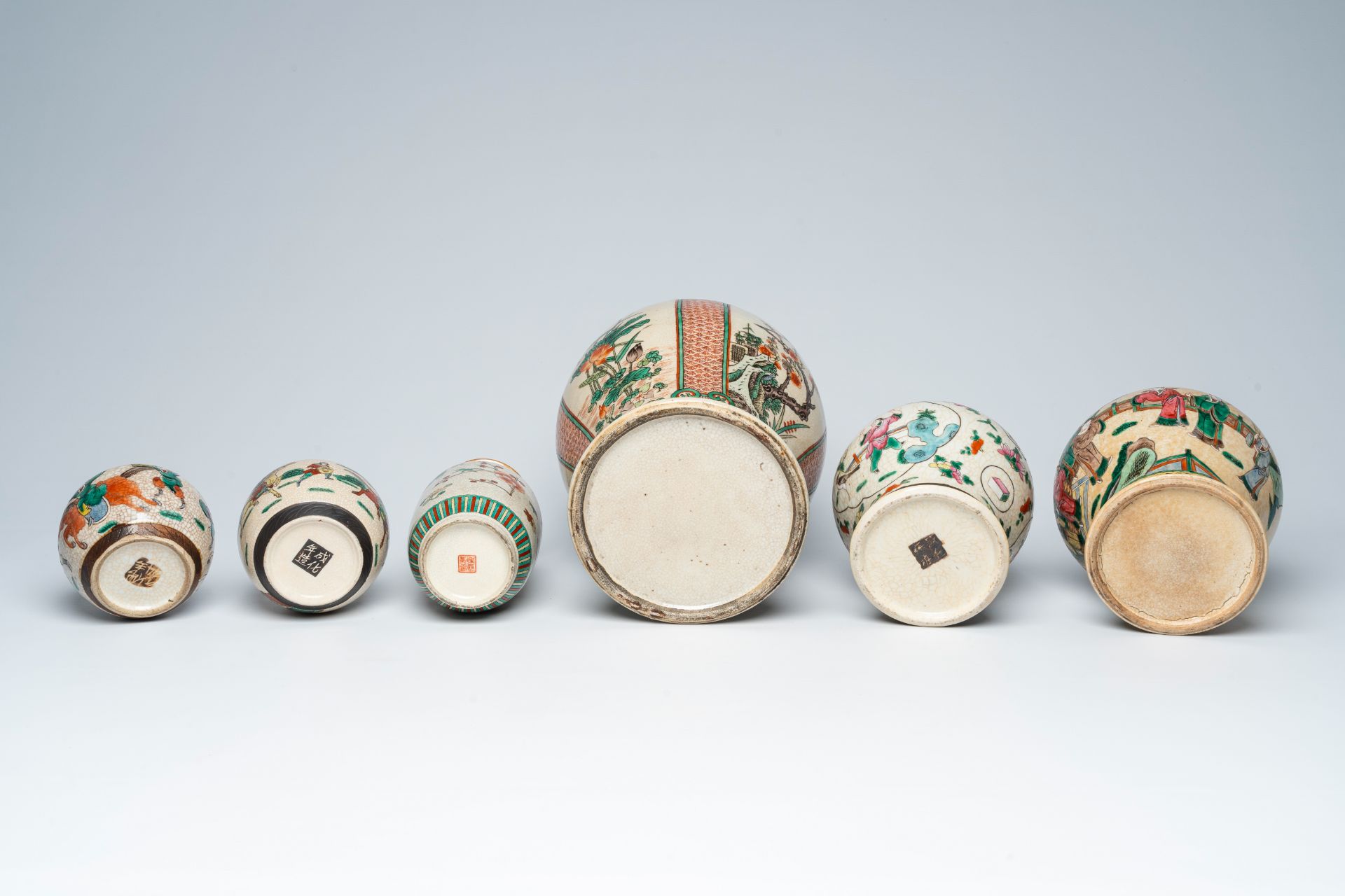 A varied collection of Chinese Nanking crackle glazed famille rose and verte porcelain, 19th/20th C. - Image 7 of 9