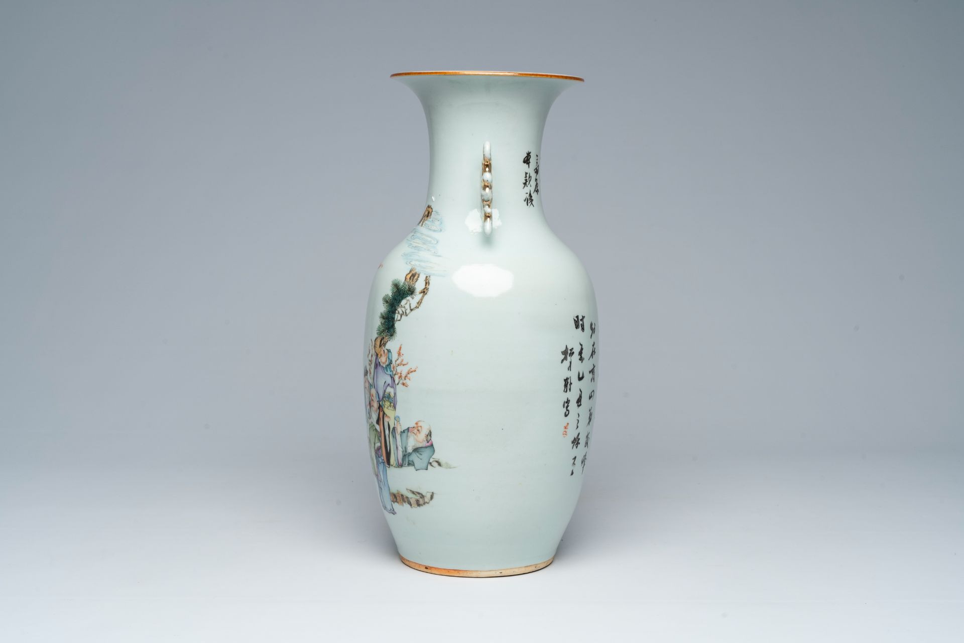 A Chinese famille rose vase with scholars admiring a scroll, 19th/20th C. - Image 2 of 6