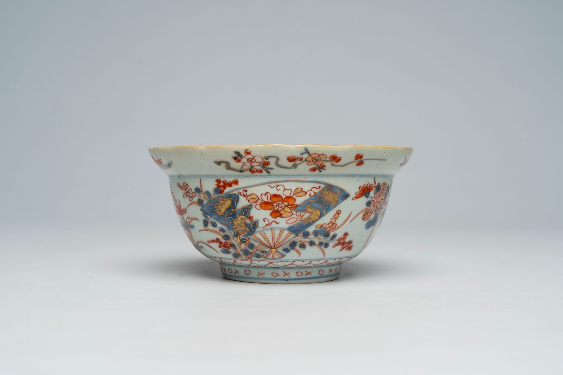 A Japanese Imari bowl and two plates with floral design, Edo/Meiji, 18th/19th C. - Image 4 of 9