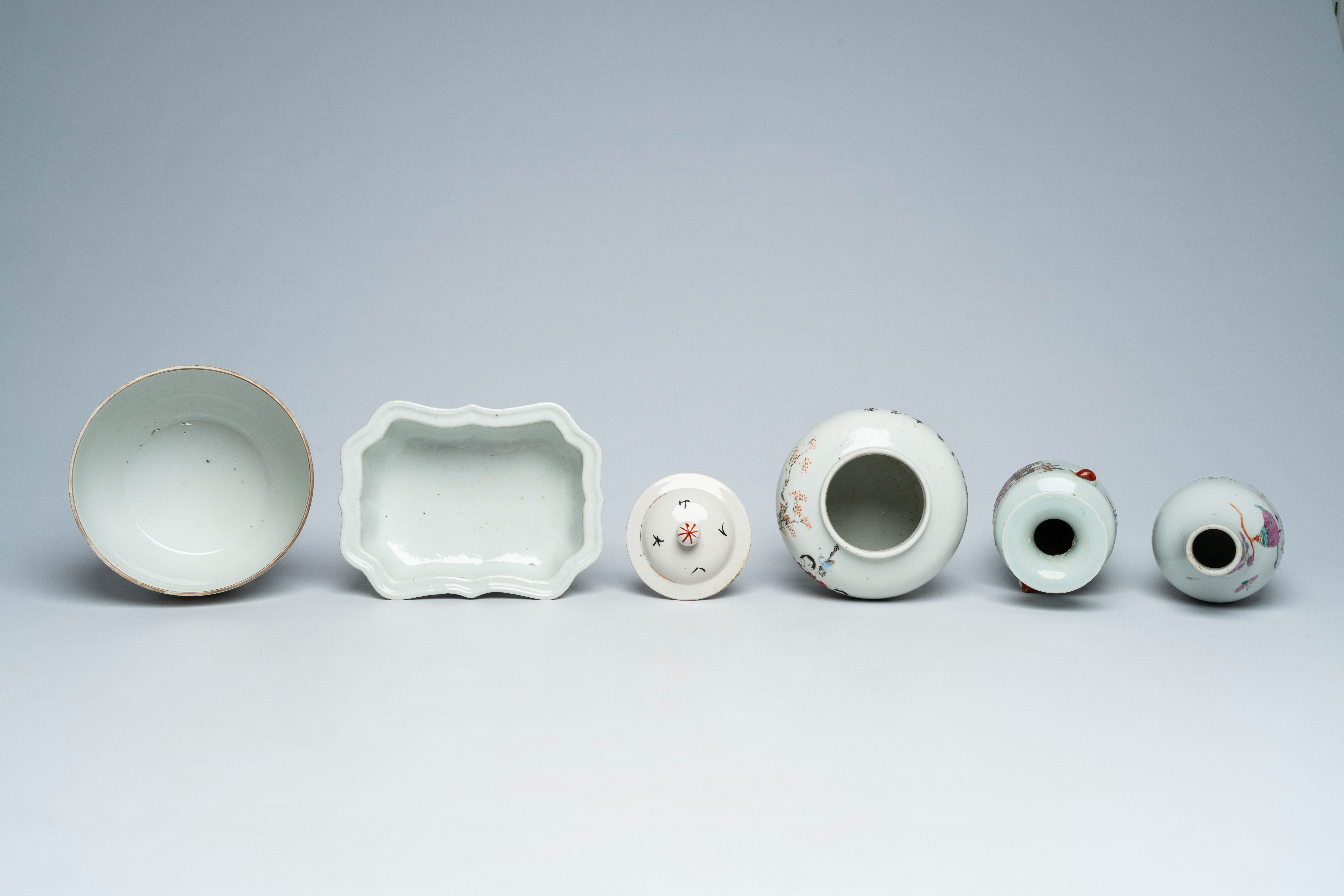 A varied collection of Chinese famille rose and qianjiang cai porcelain, 19th/20th C. - Image 5 of 15