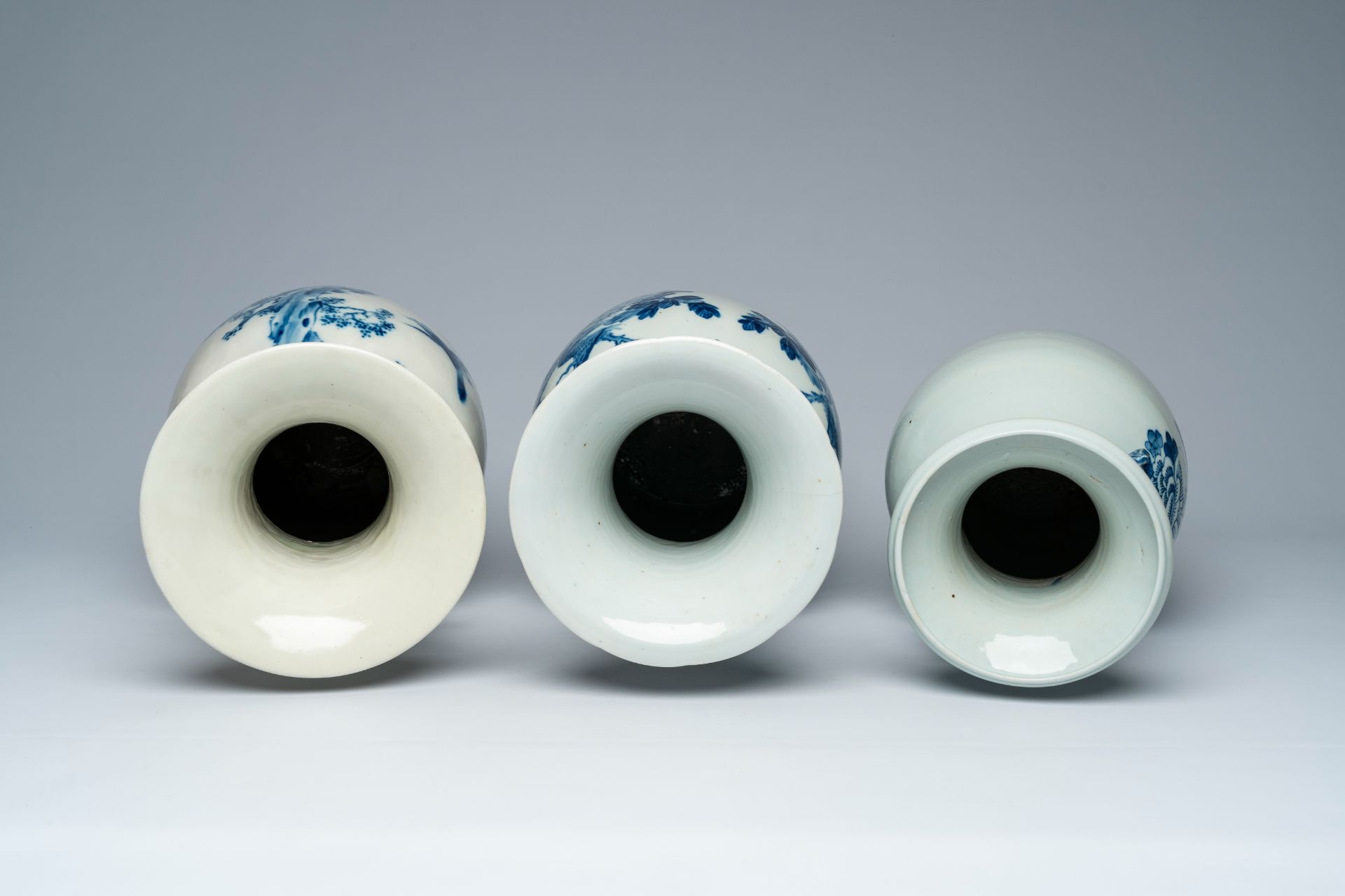 Three Chinese blue and white vases with birds among blossoming branches, 19th/20th C. - Image 5 of 6