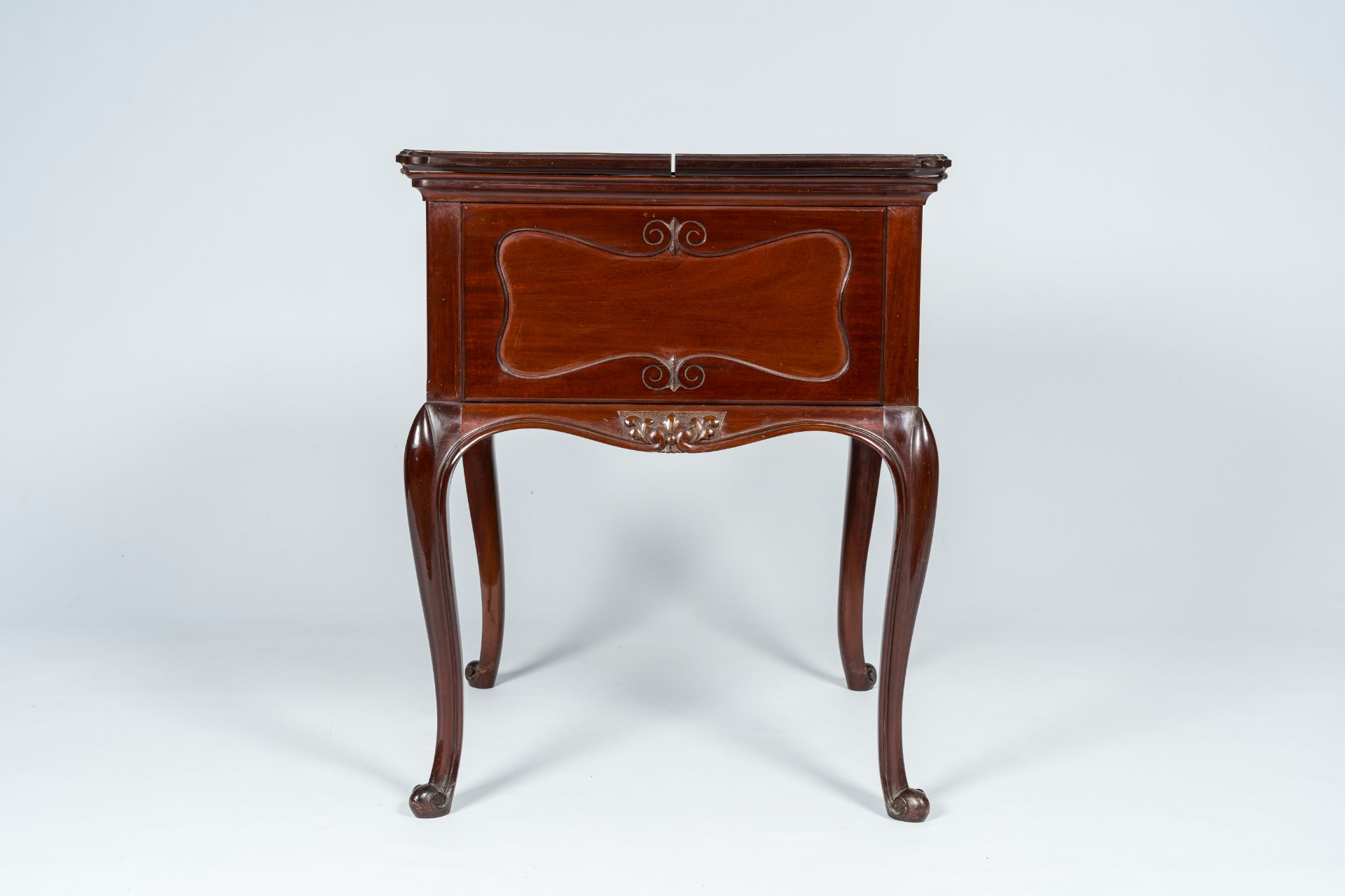 An English mahogany Mappin & Webb surprise drinks cabinet, first half 20th C. - Image 2 of 9