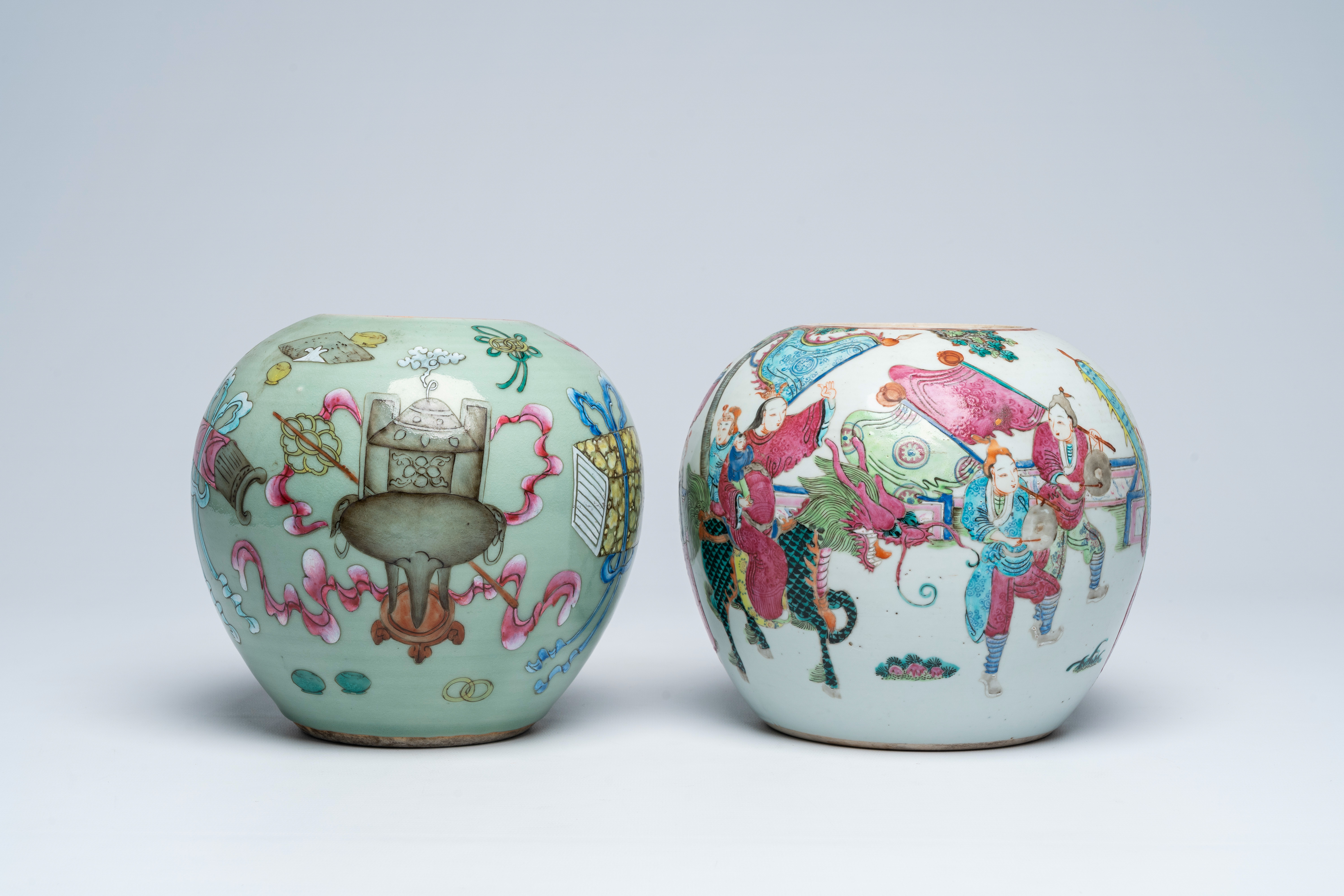 Two Chinese famille rose jars with wooden covers with antiquities design and the qilin Song Zi, 19th - Bild 2 aus 7