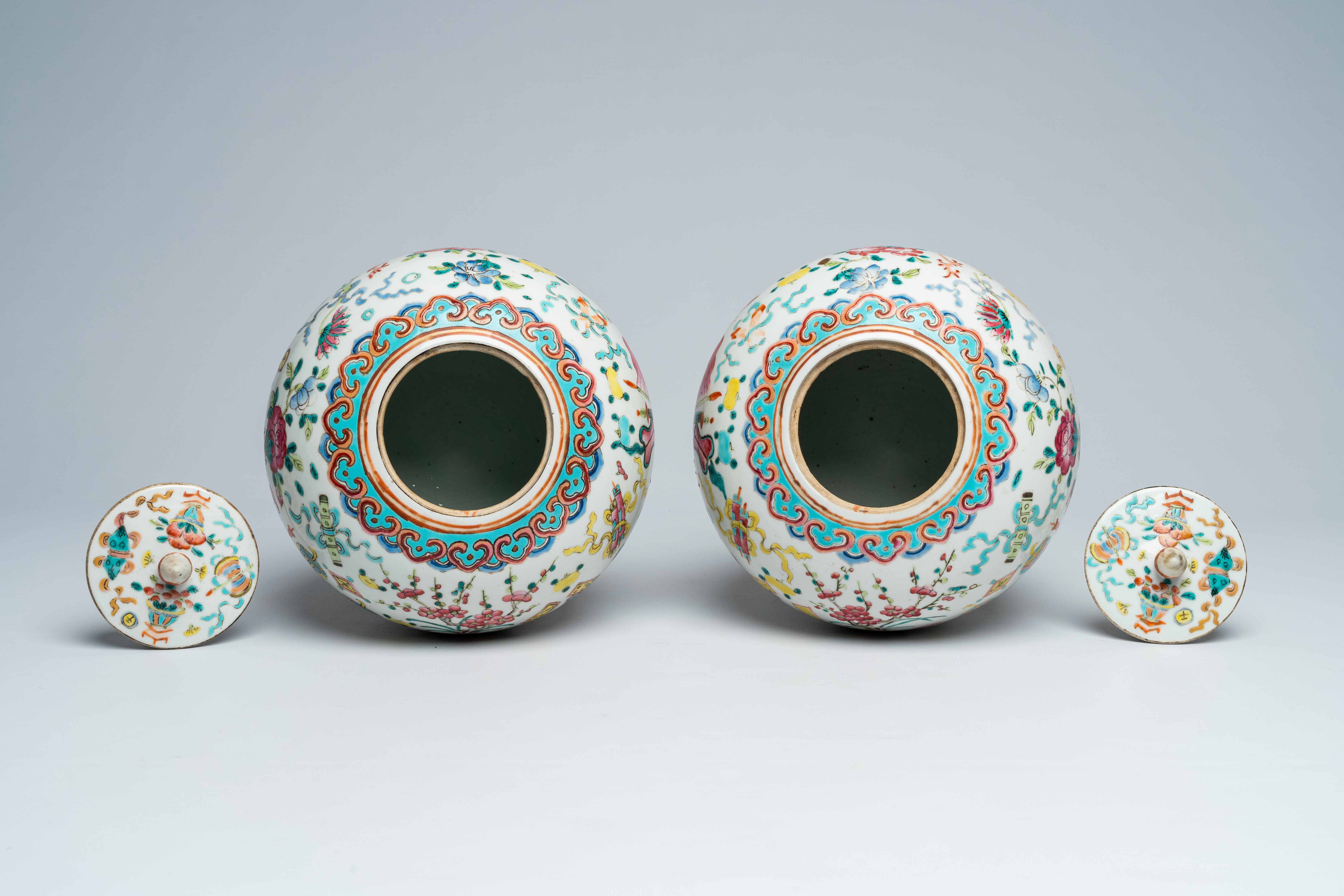 Two Chinese famille rose 'antiquities' jars and covers, 19th C. - Bild 5 aus 6