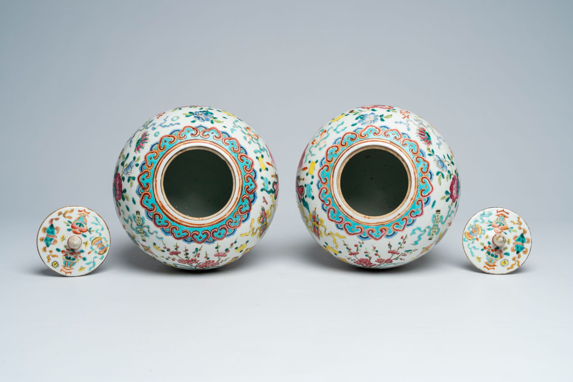 Two Chinese famille rose 'antiquities' jars and covers, 19th C. - Image 5 of 6