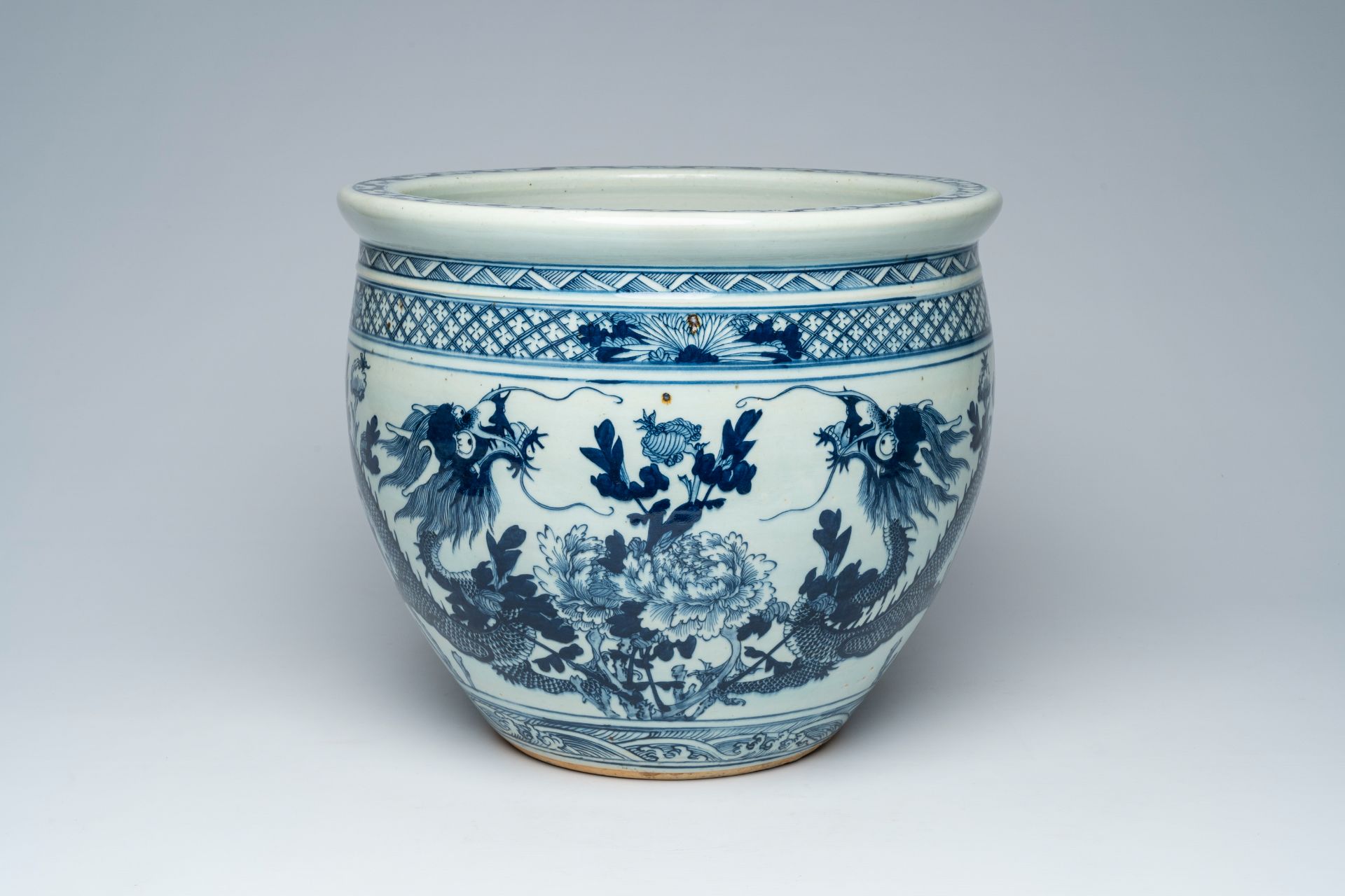 A Chinese blue and white 'dragons' jardiniÃ¨re, 19th C.