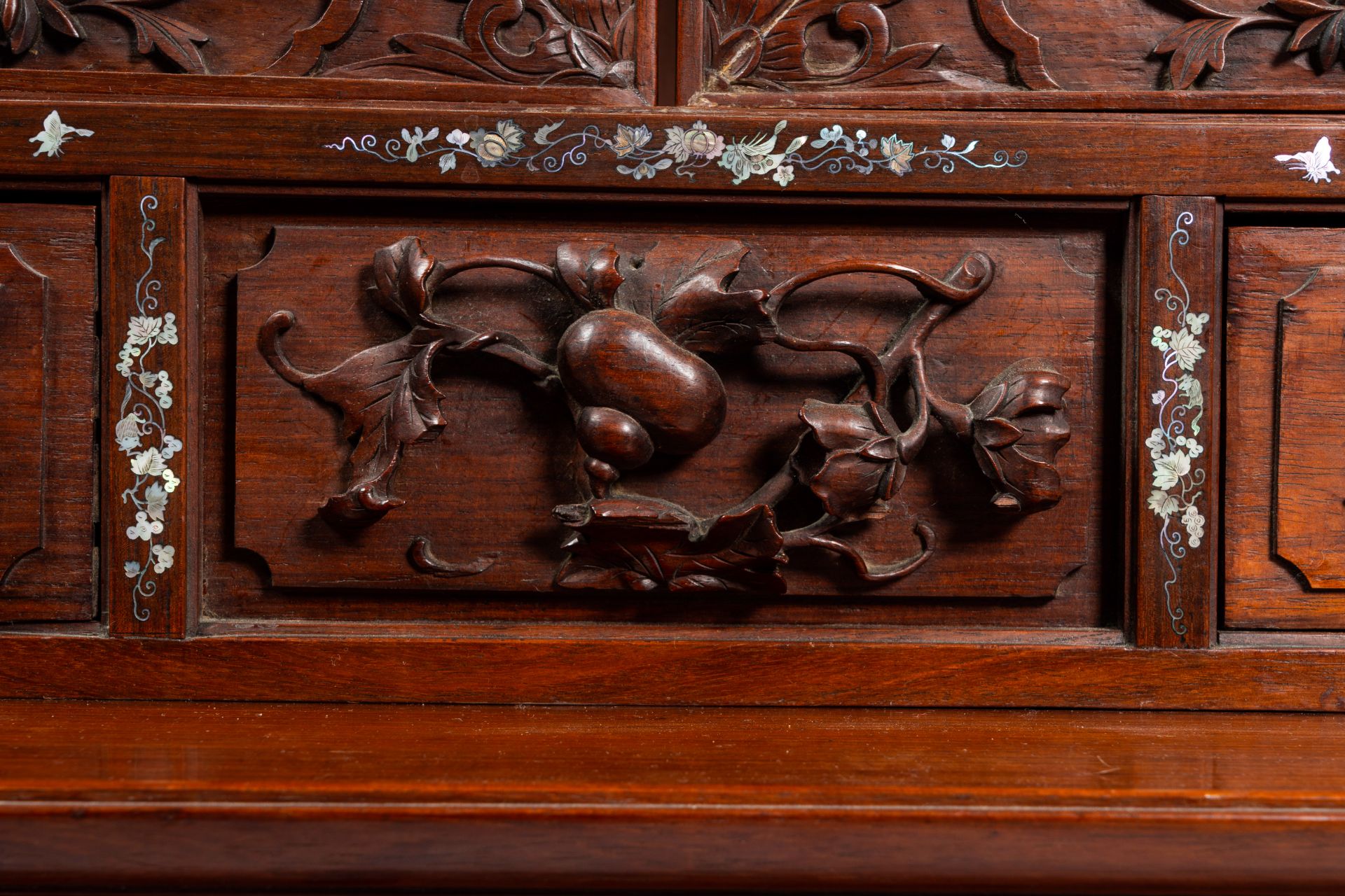 A Chinese or Vietnamese wooden four-door display cabinet with mother-of-pearl inlay, ca. 1900 - Image 8 of 15