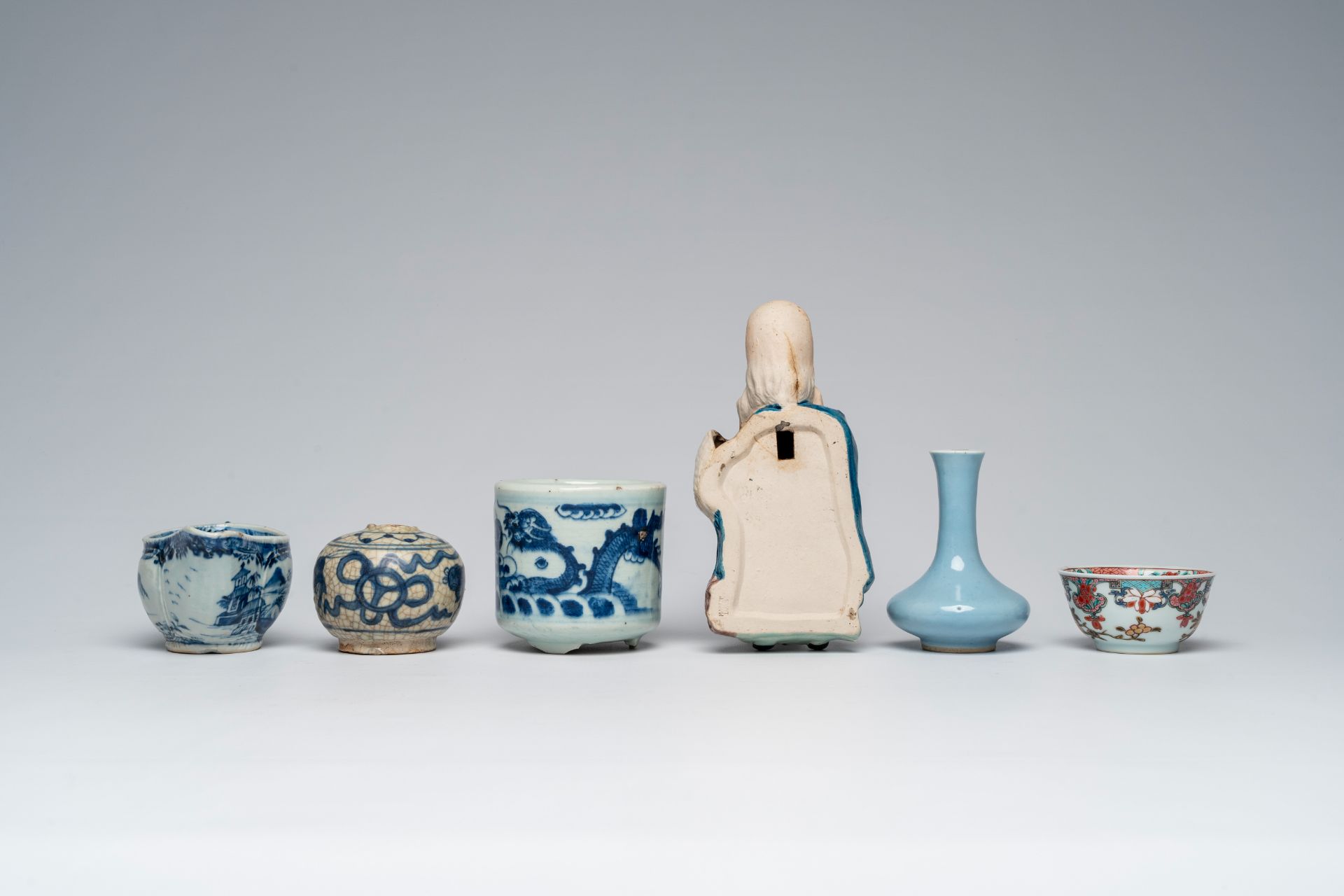 A varied collection of Chinese and Japanese porcelain, 18th C. and later - Image 3 of 9