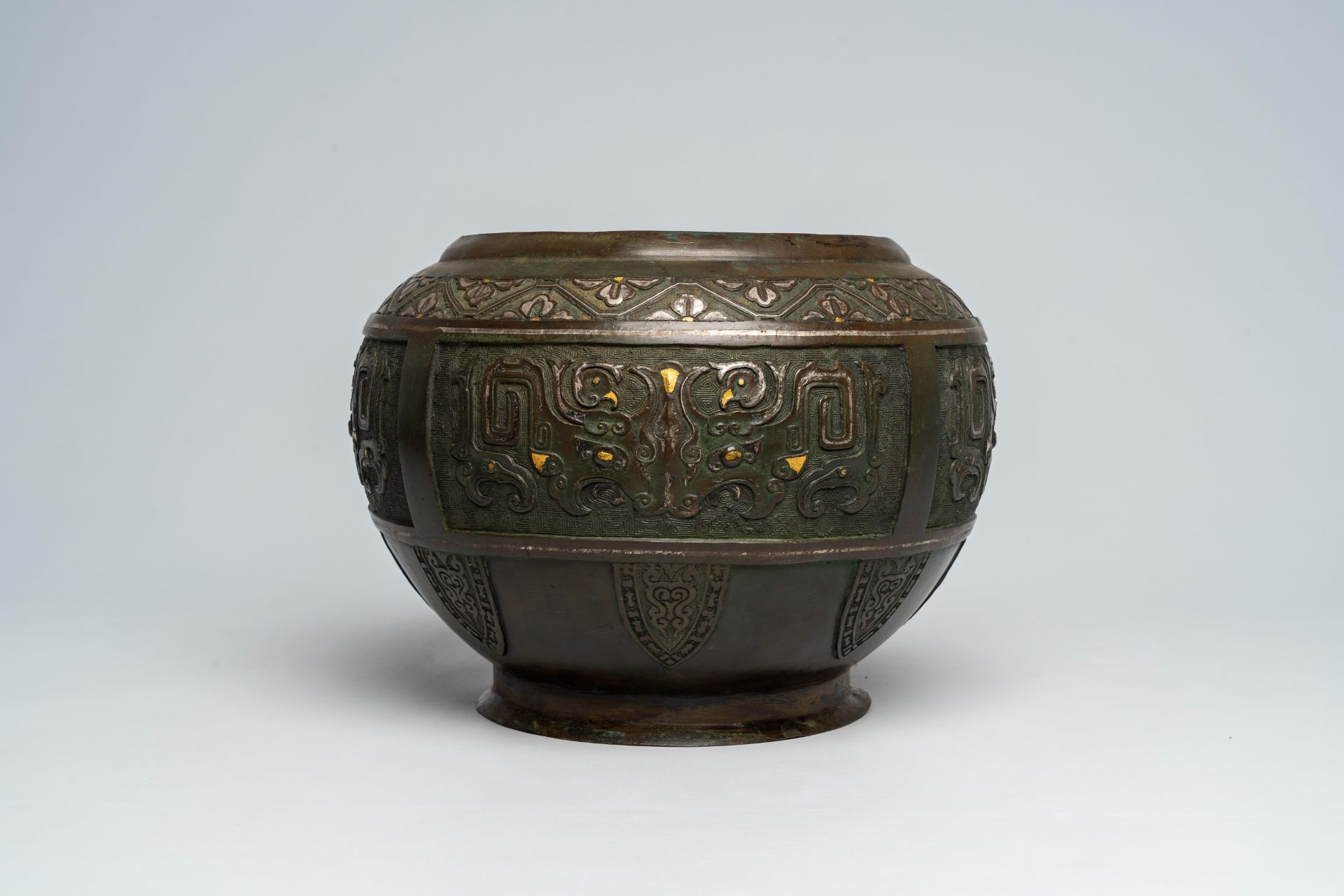 A Chinese gold- and silver-heightened archaic bronze vase, 19th C. - Image 2 of 7