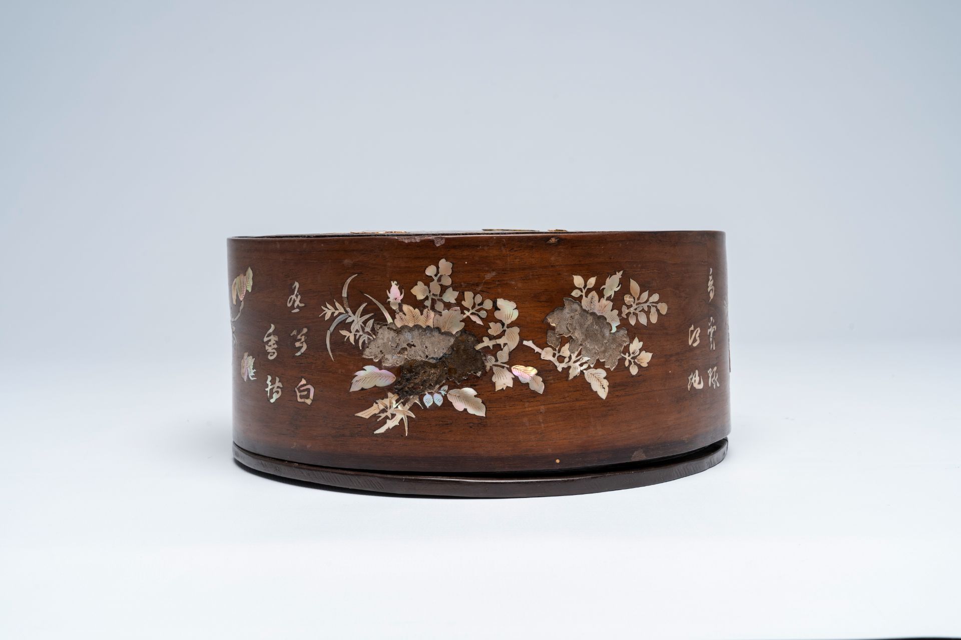 A large Chinese mother of pearl-inlaid wooden tray and a box and cover, 19th/20th C. - Image 6 of 13