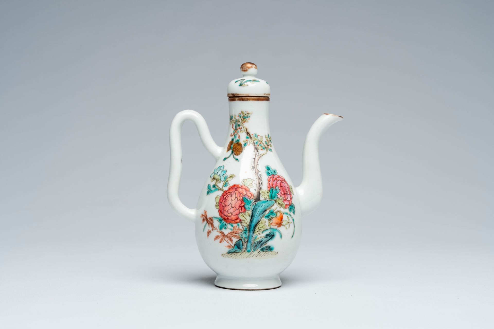 A Chinese famille rose ewer and cover and a pair of peach-shaped saucers with floral design, 19th C. - Image 5 of 10
