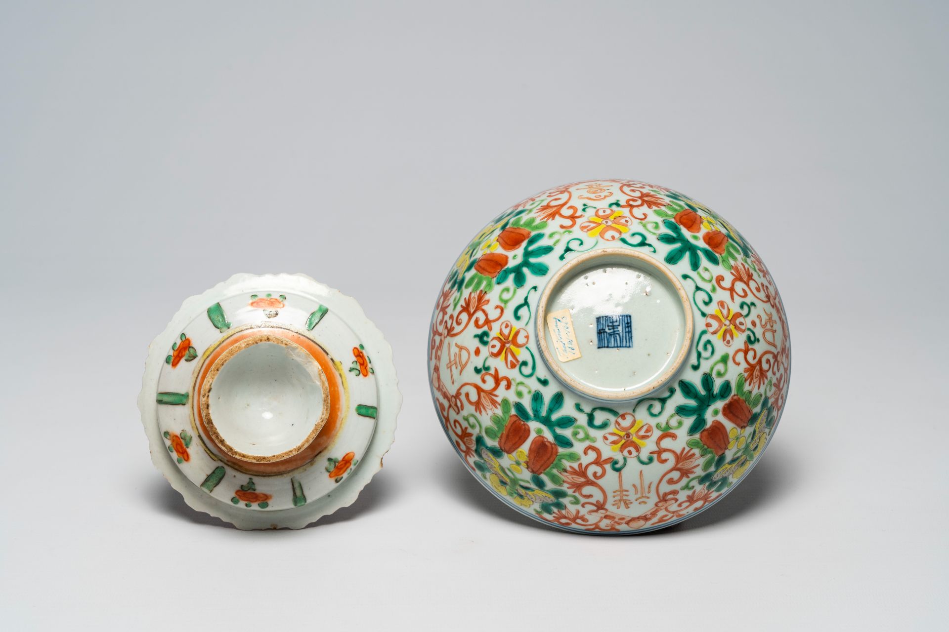 A varied collection of Chinese famille rose and polychrome porcelain, 19th/20th C. - Image 16 of 16