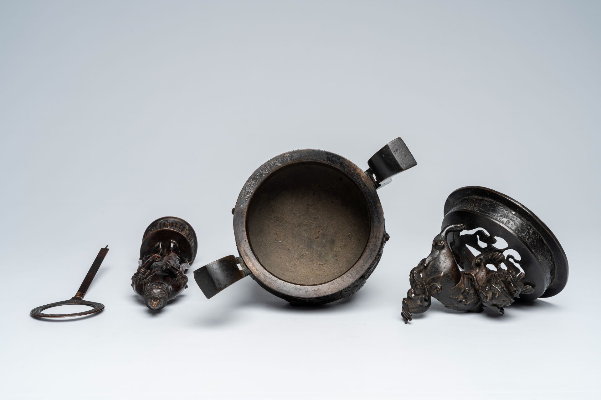A Japanese bronze Kannon figure and a censer with cover, Edo/Meiji, 18th/19th C. - Image 7 of 9