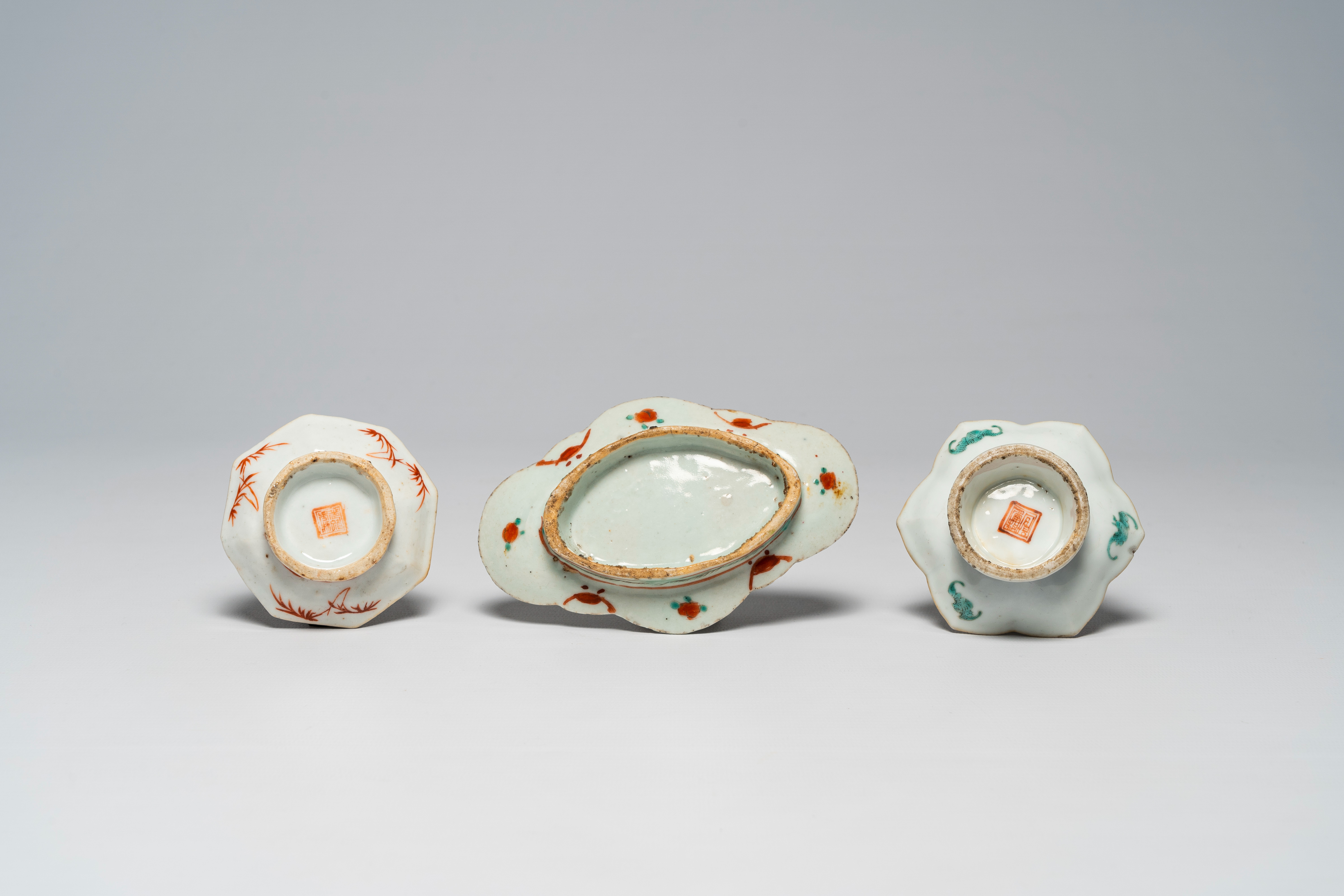 A varied collection of Chinese famille rose and polychrome porcelain, 19th/20th C. - Bild 9 aus 16