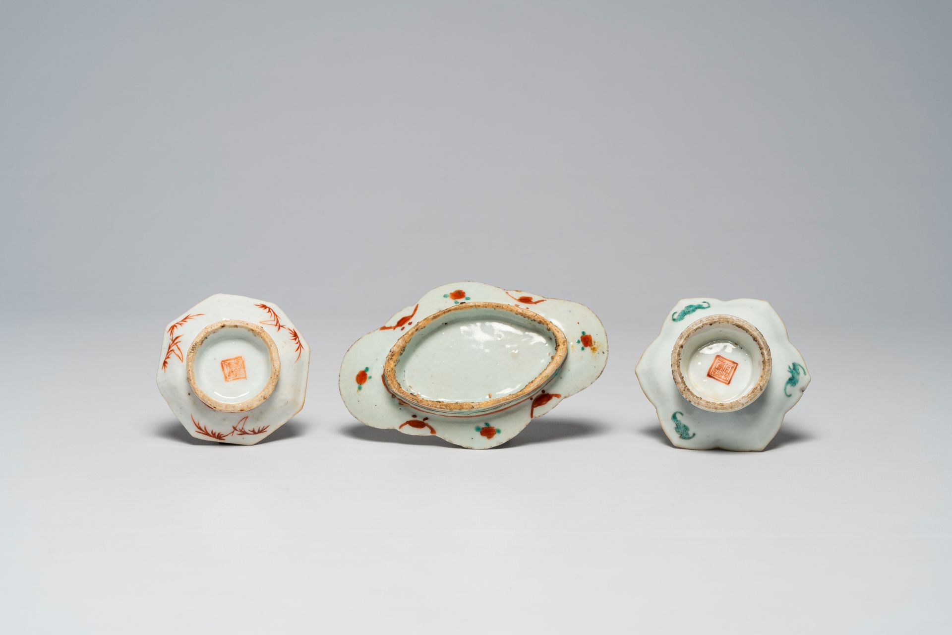 A varied collection of Chinese famille rose and polychrome porcelain, 19th/20th C. - Image 9 of 16