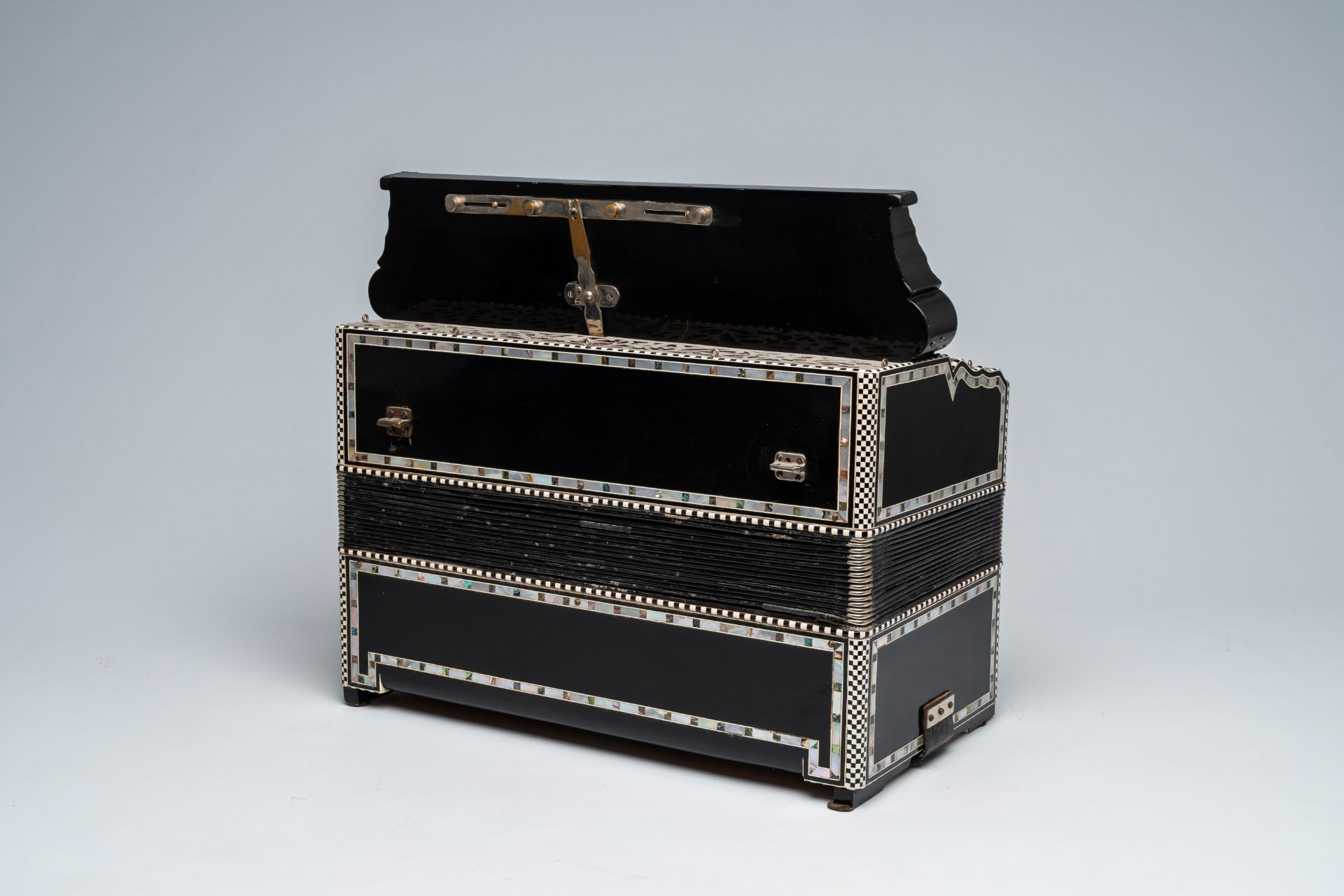 An Italian 'Maximilien Vichoff' chromatic accordion with button keyboard and box, ca. 1930 - Image 4 of 6