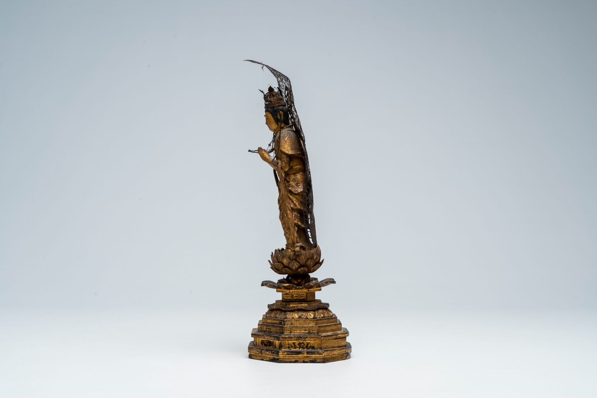 A Japanese lacquered and gilt wood figure of Buddha, Edo, 17th/18th C. - Image 2 of 6