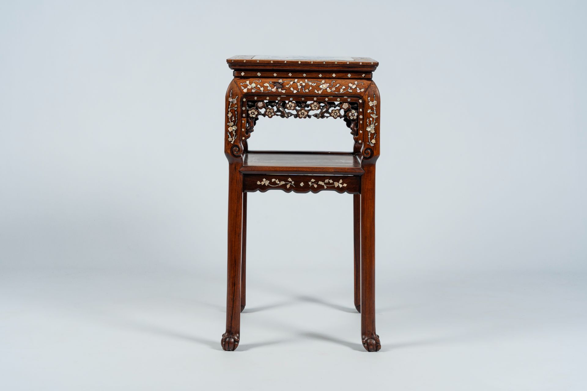 A Chinese mother-of-pearl-inlaid wooden stand with blue and white porcelain top, 19th C. - Image 4 of 9