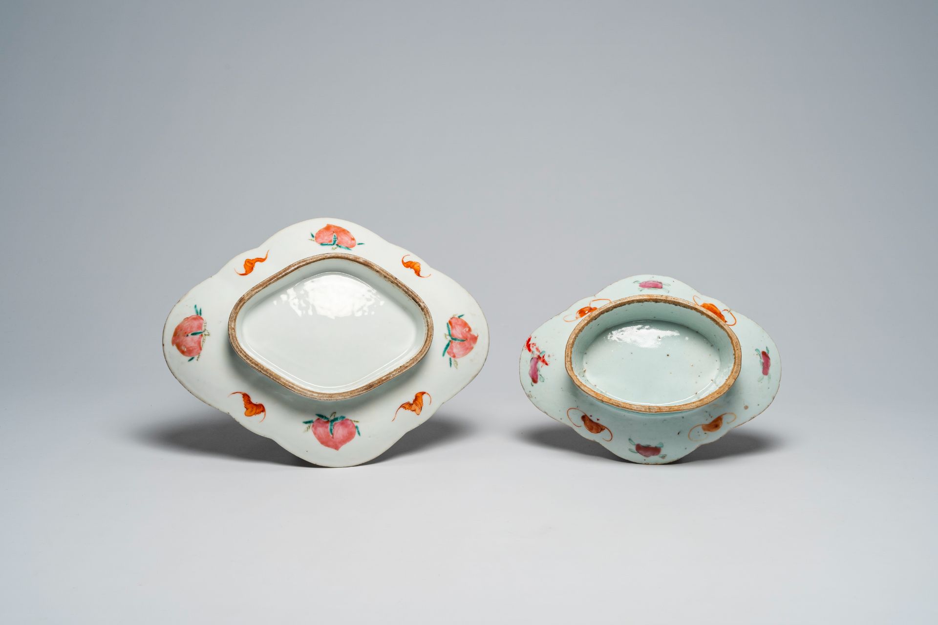 A varied collection of Chinese famille rose and polychrome porcelain, 19th/20th C. - Image 4 of 16