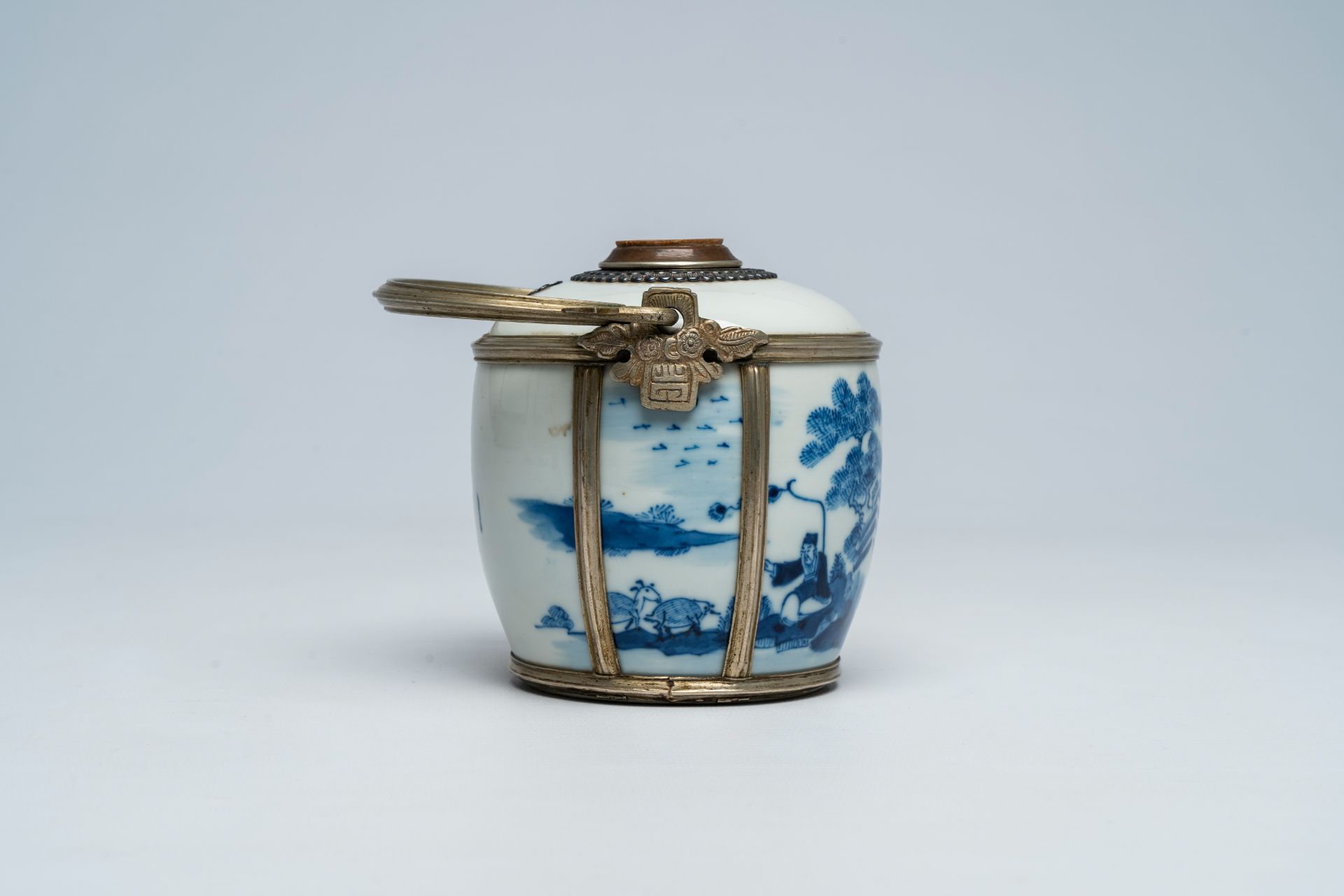 A Chinese blue and white Vietnamese market 'Bleu de Hue' water pipe, 19th C. - Image 5 of 7