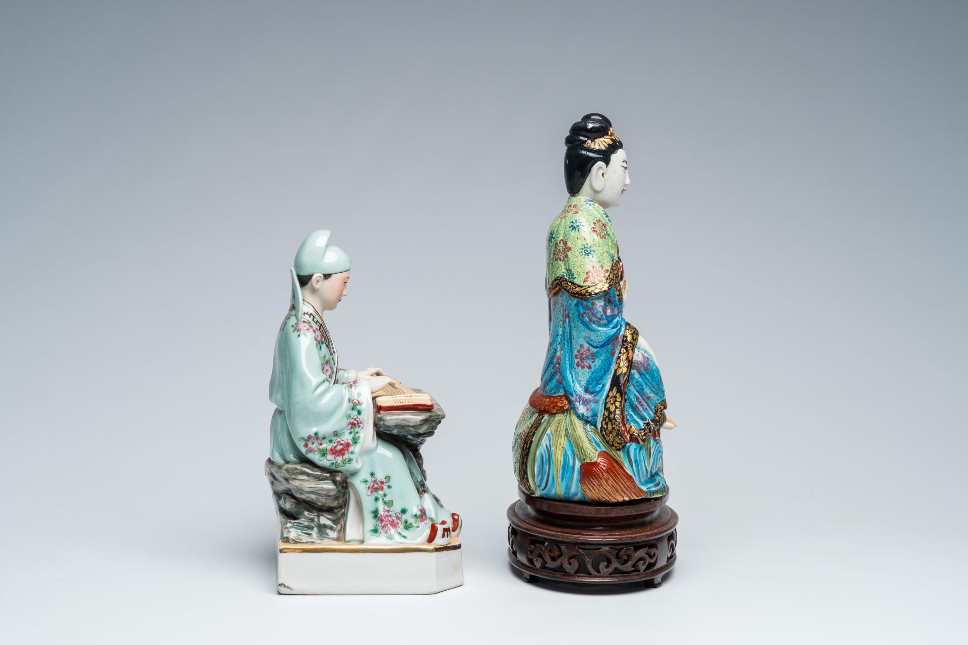 Two Chinese famille rose figures of a guqin player and a Guanyin on a Bouddhist lion, 19th/20th C. - Image 4 of 6