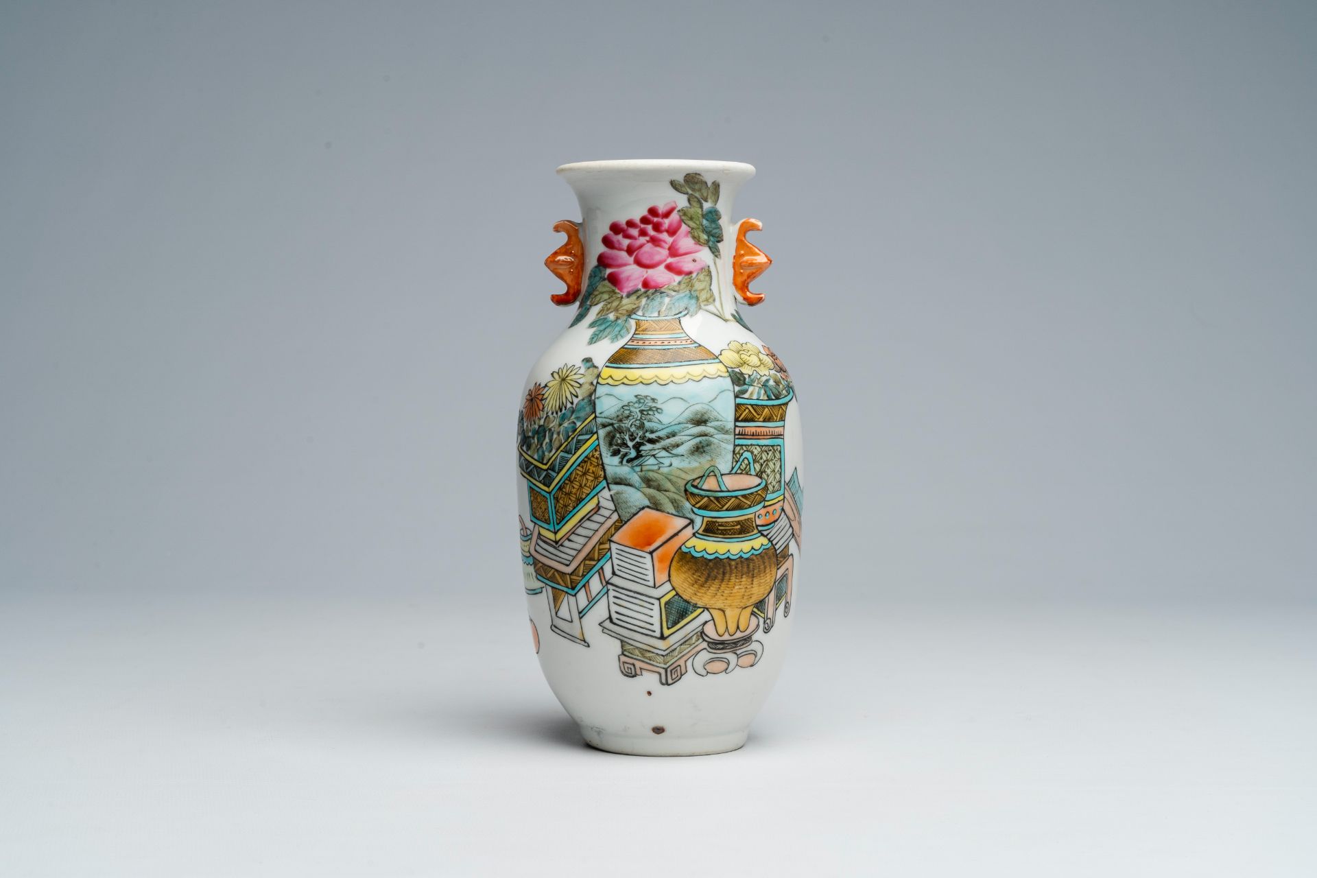 A Chinese qianjiang cai 'antiquities' vase, 19th/20th C.