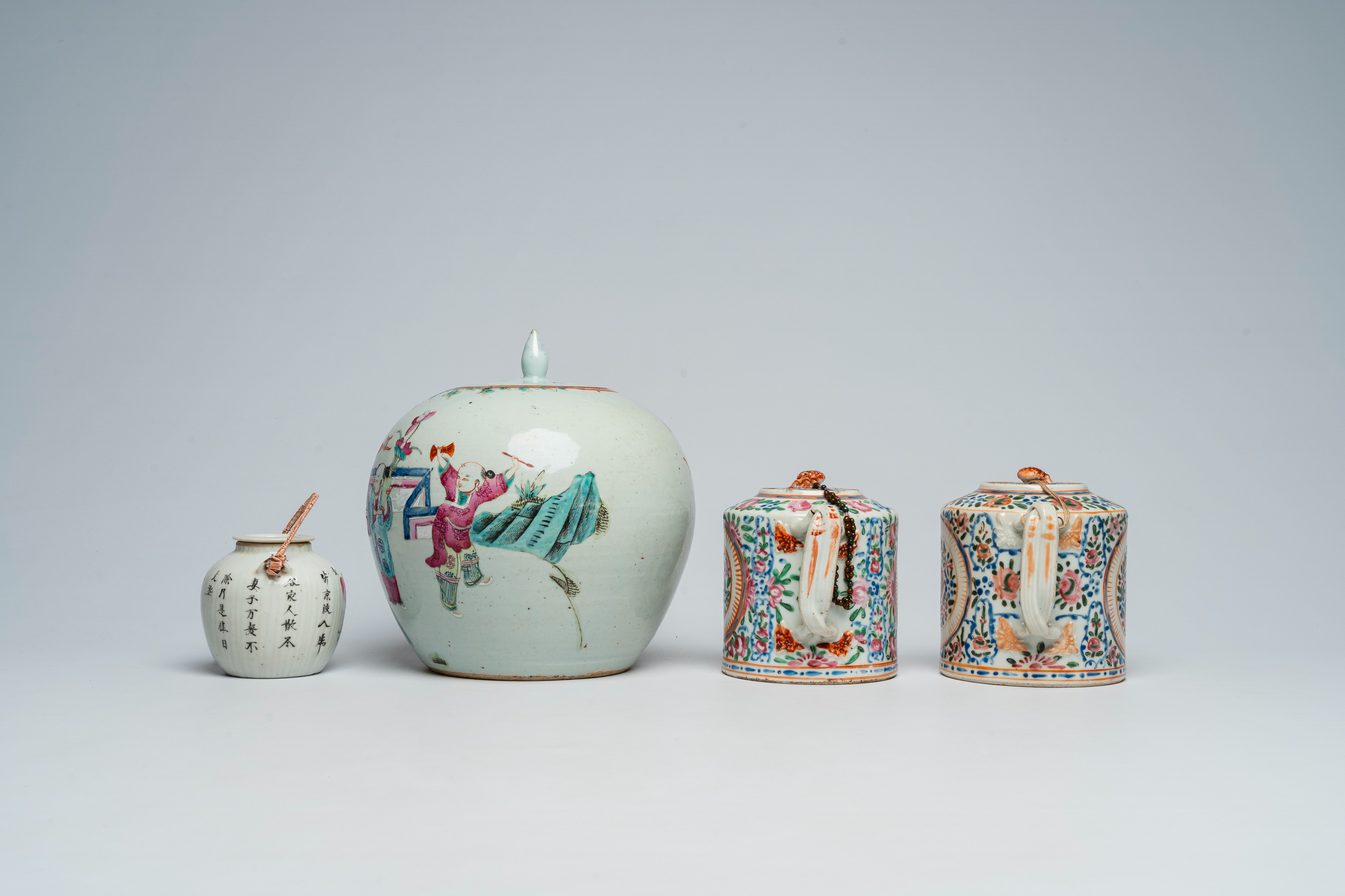 A varied collection of Chinese famille rose porcelain with figures and floral design, 19th/20th C. - Bild 3 aus 13