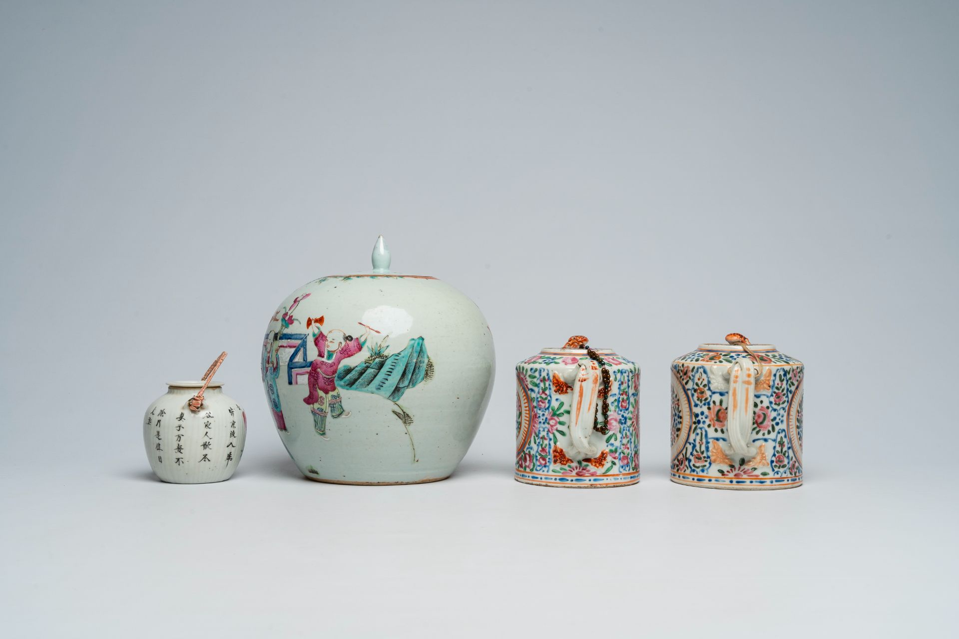 A varied collection of Chinese famille rose porcelain with figures and floral design, 19th/20th C. - Image 3 of 13