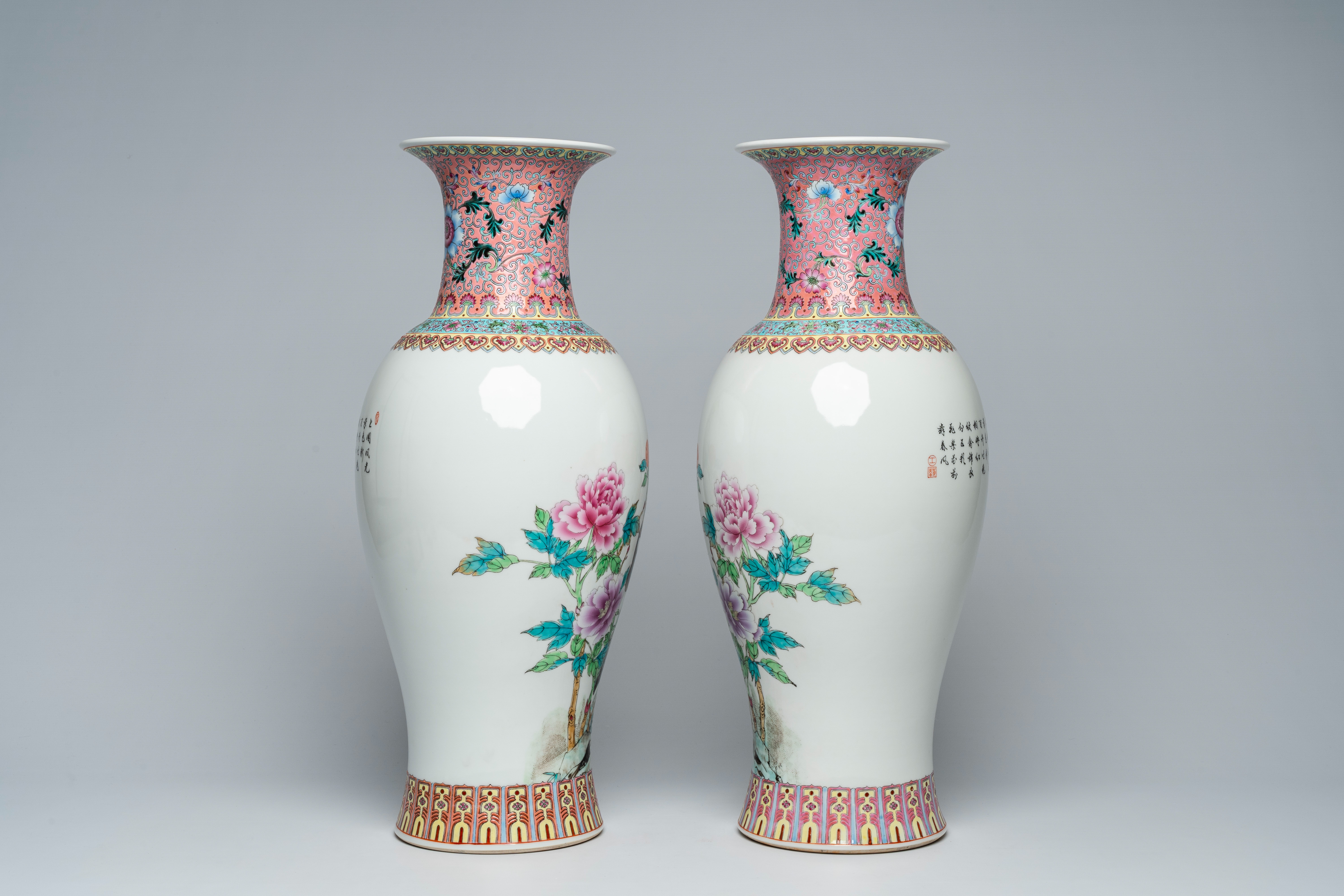 A pair of Chinese famille rose baluster vases with peacocks among blossoming branches, Jingdezhen ma - Bild 4 aus 6