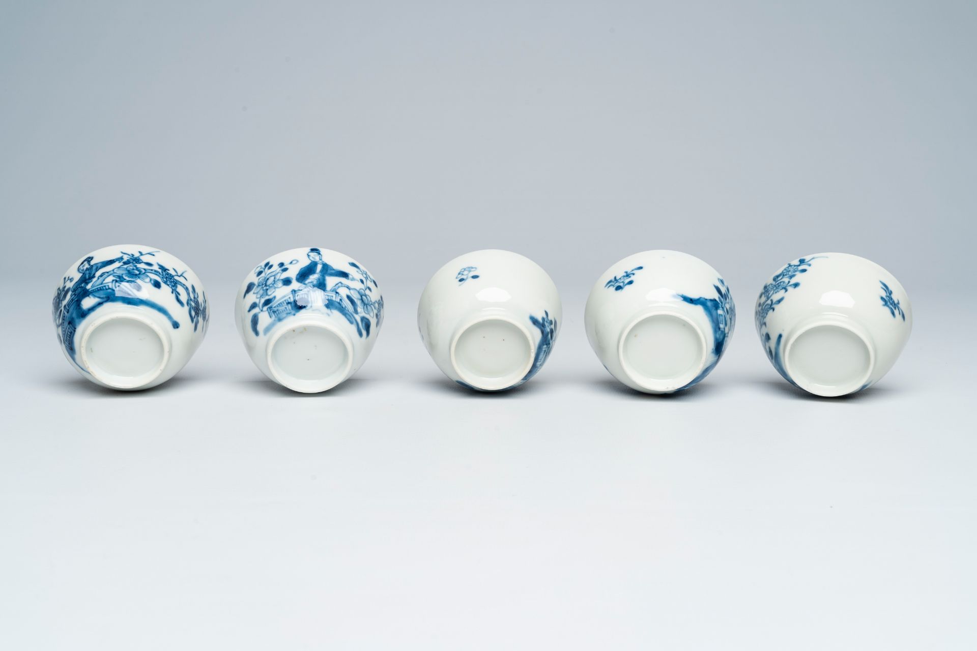 A varied collection of Chinese blue and white cups and saucers, 18th/19th C. - Bild 11 aus 11