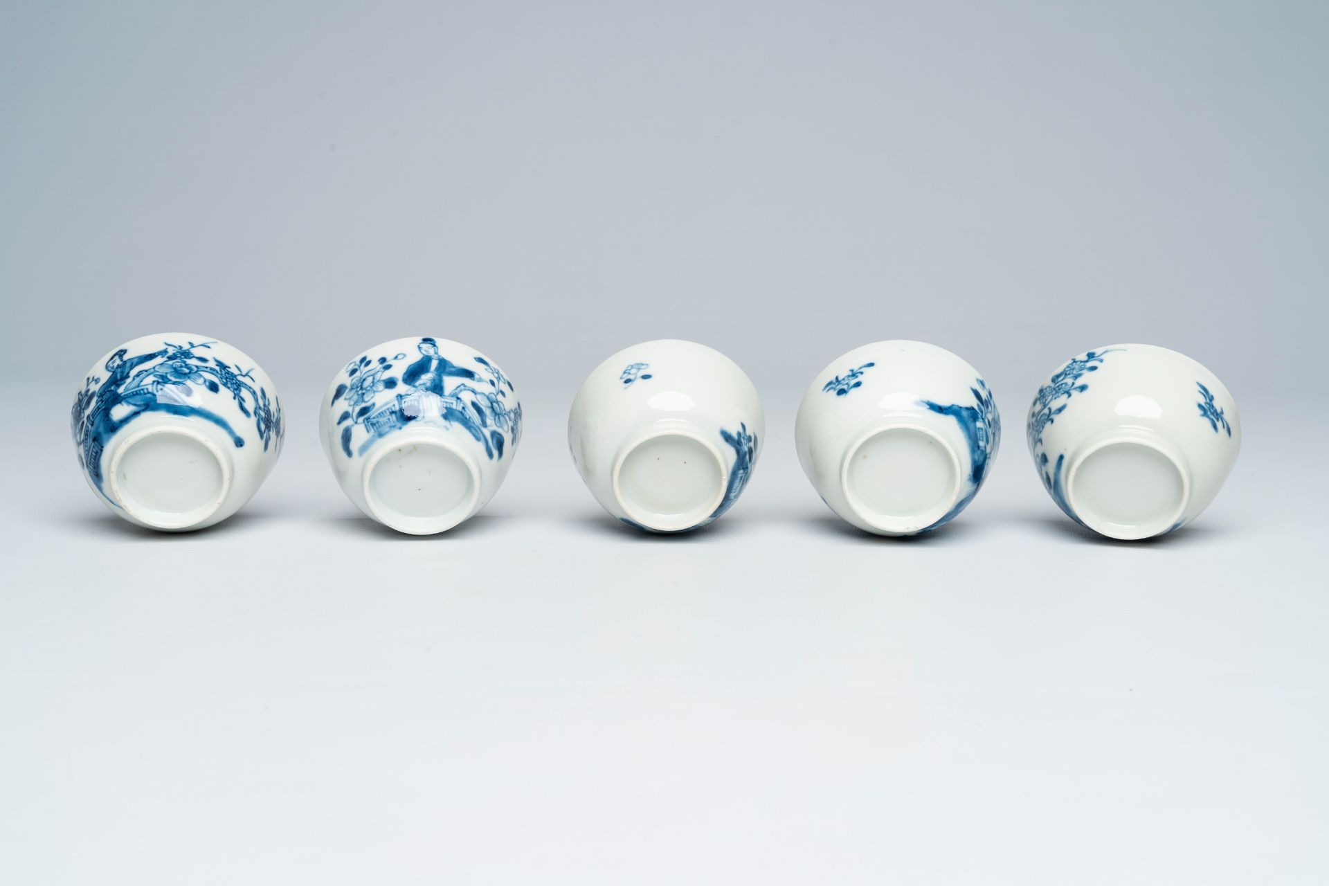 A varied collection of Chinese blue and white cups and saucers, 18th/19th C. - Image 11 of 11