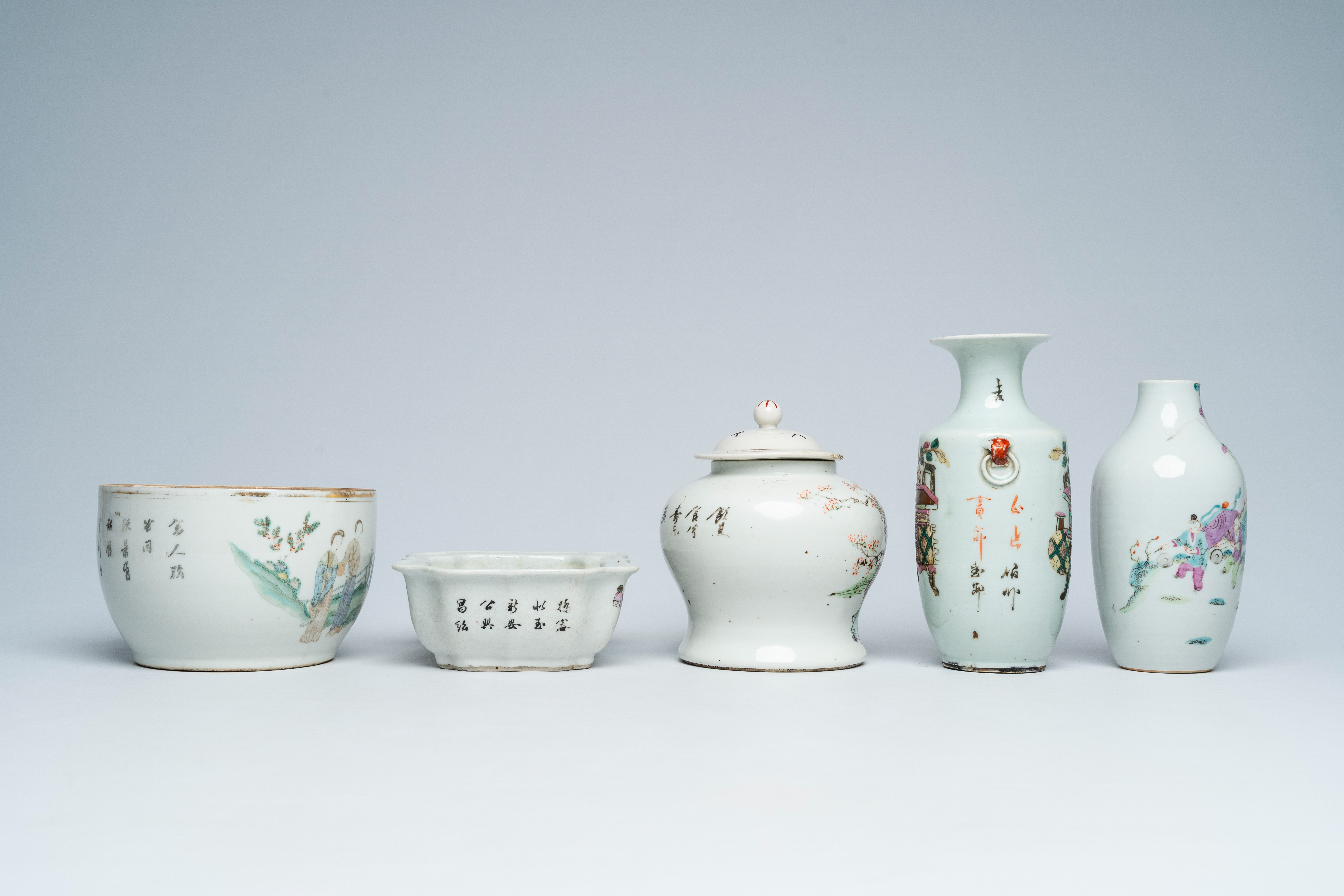 A varied collection of Chinese famille rose and qianjiang cai porcelain, 19th/20th C. - Image 4 of 15