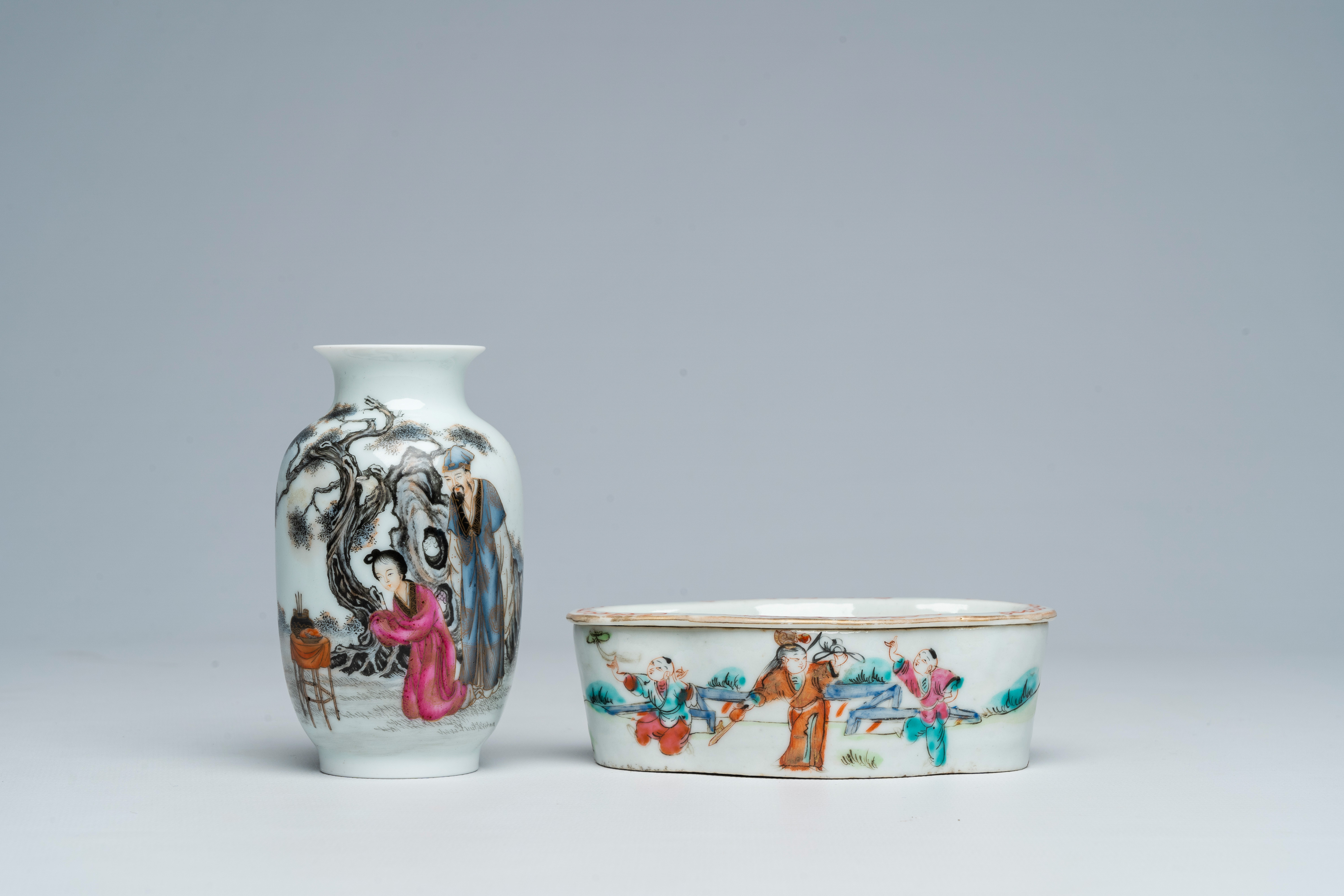 A Chinese famille rose cricket box and a vase with figures in a landscape, 19th/20th C. - Bild 2 aus 7