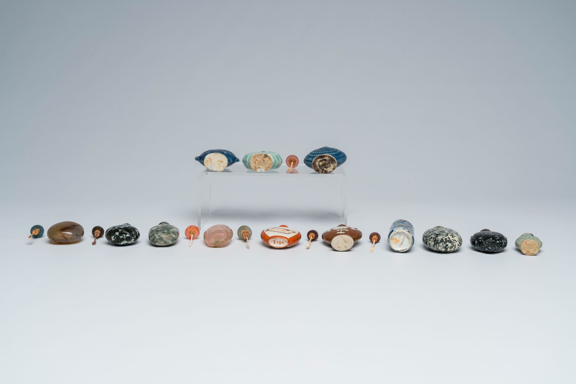 Thirteen various Chinese porcelain, hardstone, quartz and agate snuff bottles, 19th/20th C. - Image 7 of 7