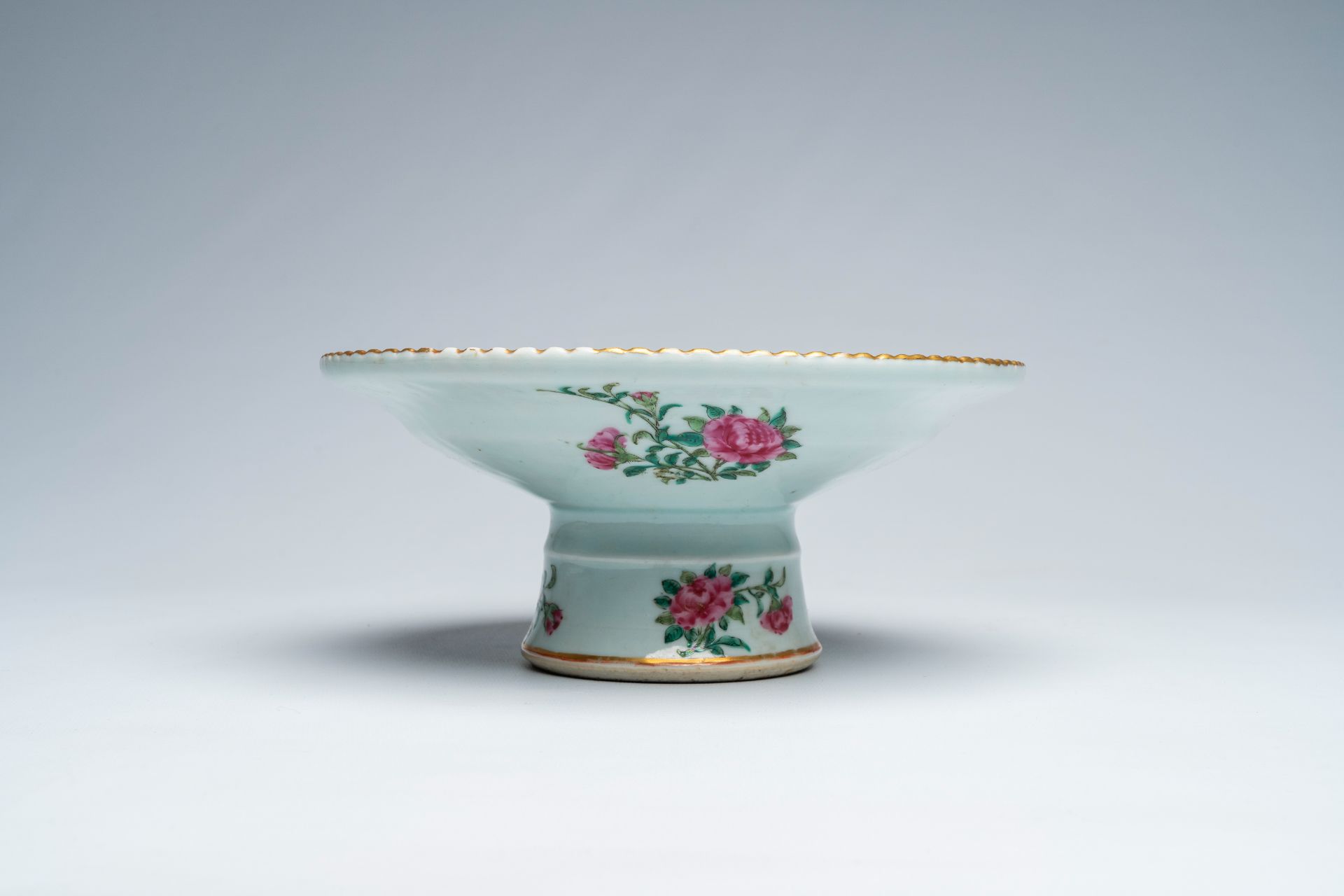 A Chinese Canton famille rose tazza with palace scenes and a bowl with antiquities, 19th C. - Image 2 of 5