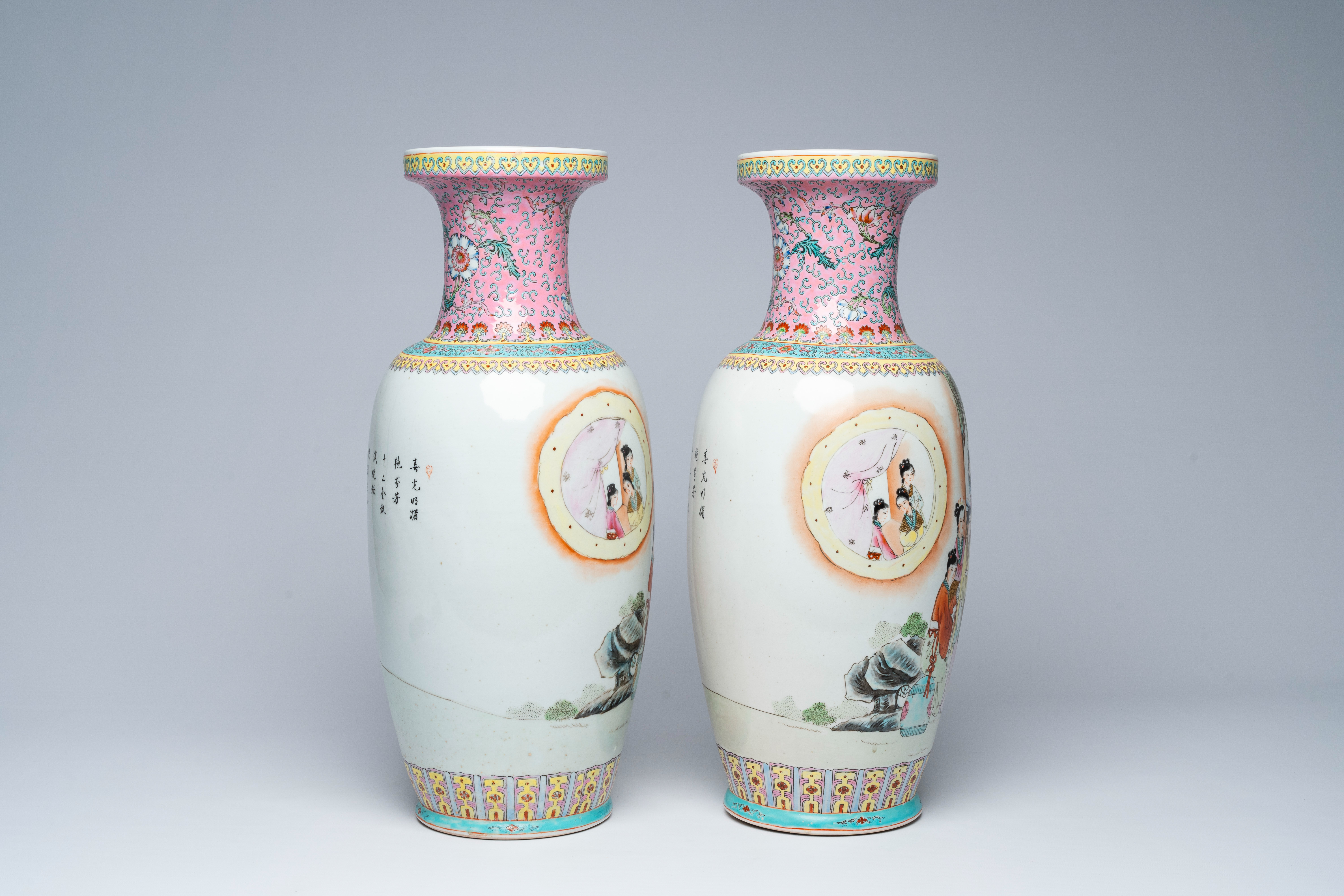 A pair of Chinese famille rose vases with court ladies in a palace garden, 20th C. - Bild 4 aus 6